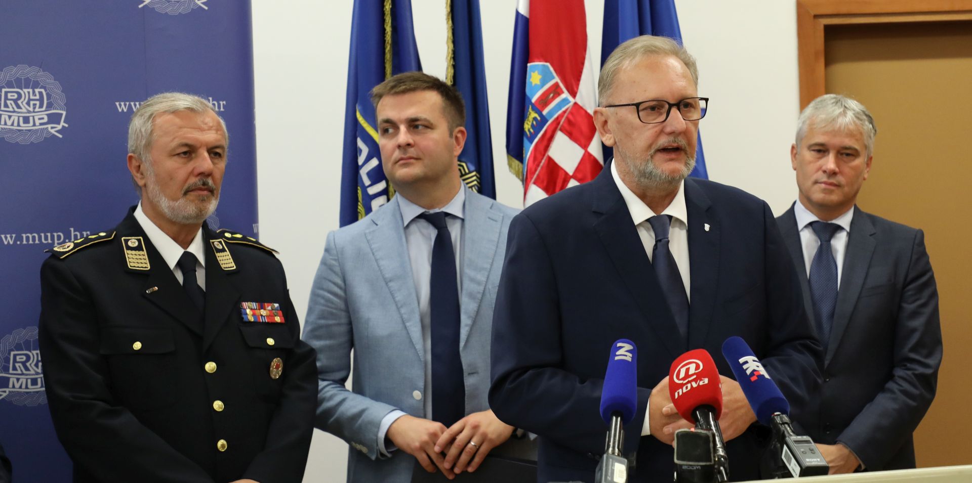 Zagreb, 14.09.2018 - Potpisivanje Ugovora o dodjeli bespovratnih sredstava za projekte koji se financiraju iz Fondova u financijskom razdoblju 2014.-2020. Na fotografiji ministar unutarnjih poslova Davor Boinoviæ.
foto HINA/ Admir BULJUBAIÆ/ abu