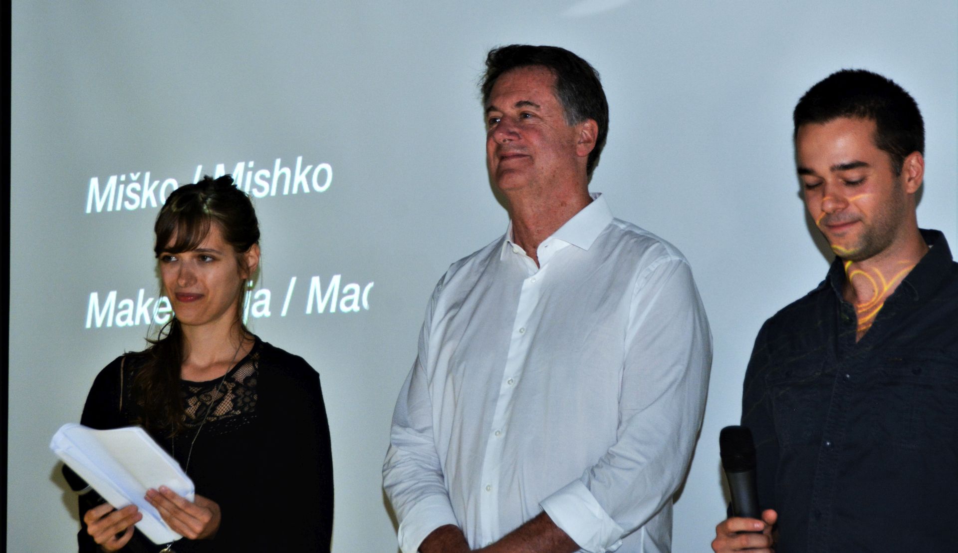 Karlovac, 15.09.2018 - Grand Prix 23. Filmske revije mladei i 11. Four River Film Festivala u subotu je u Karlovcu osvojio dokumentarni film Miko, srednjokolskog filmaa Hanisa Bagashova iz Makedonije, a meðunarodni je iri odluèio tako jer je, kako je reèeno na sveèanosti proglaenja najboljih srceparajuæi, hrabar, iskreno predstavljen, ukljuèujuæi i sve frustracije i neuravnoteenosti jednog djeèaka tijekom odrastanja. Na slici "Veliki iri" u sastavu Barbara Vekariæ, Rick Stevenson i Nikola Jankoviæ dodijelio je Grand Prix priznanje makednonskom filmu "Miko".
foto HINA/ Mladen VOLARIÆ /ds