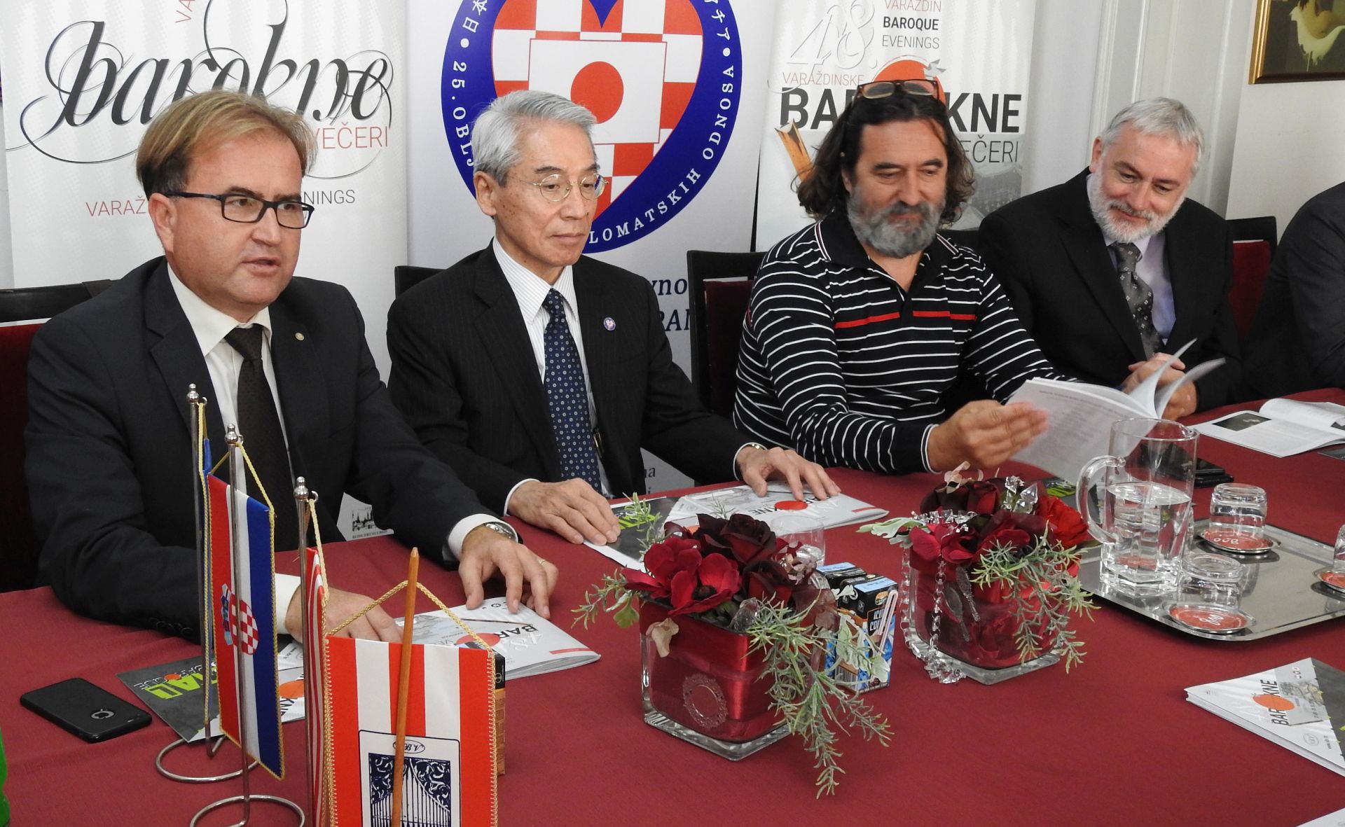 Varaždin, 17.9.2018. - 48. Varaždinske barokne večeri, koje će se održavati od 21. rujna do 3. listopada, imat će dosad najbogatiji glazbeni i popratni program s 30 koncerata i 23 druga sadržaja, a predstavit će prvu zemlju partnera iz Azije – Japan, najavljeno je u ponedjeljak na konferenciji za novinare u Varaždinu. Na fotografiji Raymond Rojnik, Keiji Takiguchi, Ivan Čehok, Davor Bobić.
foto HINA/ Siniša KALAJDŽIJA/ ml
