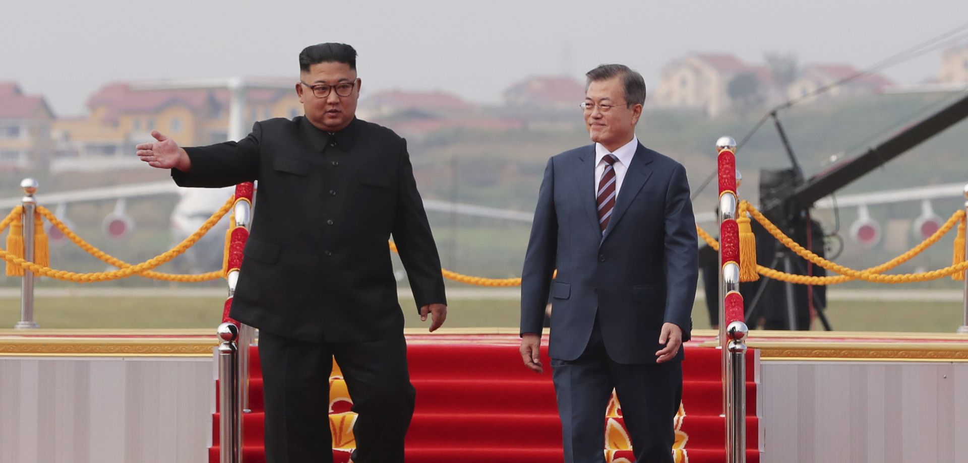 epa07028891 South Korean president Moon Jae-in (R, front) and North Korean leader Kim Jong-un (L, front) walk a red carpet during a welcome ceremony at the Sunan International Airport in Pyongyang, North Korea, 18 September 2018. The third Inter-Korean summit takes place from 18 to 20 September in Pyongyang between South Korean President Moon Jae-in and North Korean leader Kim Jong-un.  EPA/PYONGYANG PRESS CORPS / POOL