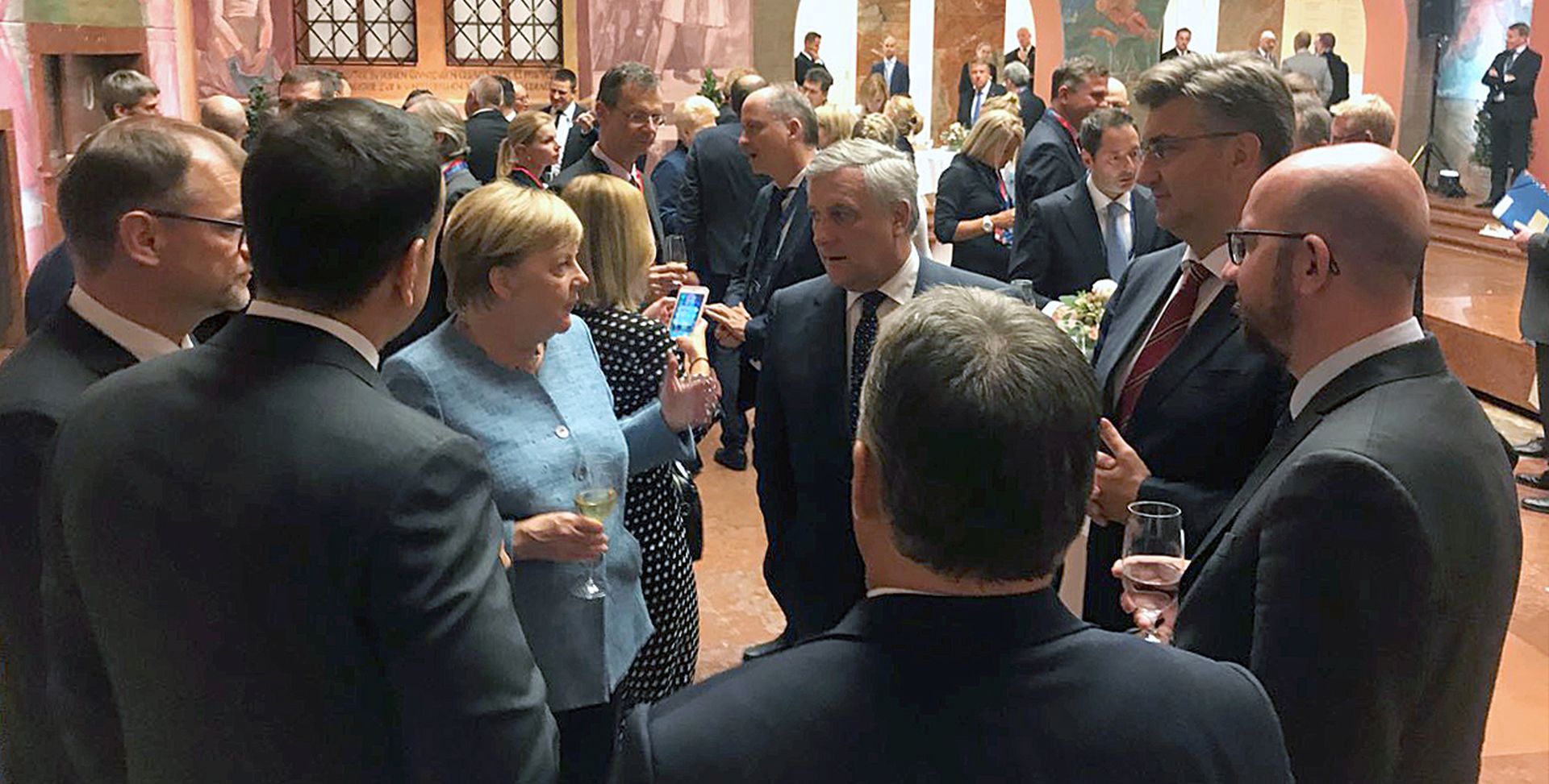 Salzburg, 19.9.2018 -  Predsjednik Vade RH Andrej Plenkoviæ boravi u Salzburgu, gdje se odrava neformalni sastanak efova drava ili vlada zemalja èlanica EU-a. Na slici Angela Merkel, Antonio Tajani i Andrej Plenkoviæ.
foto HINA/ Vlada RH/ ua