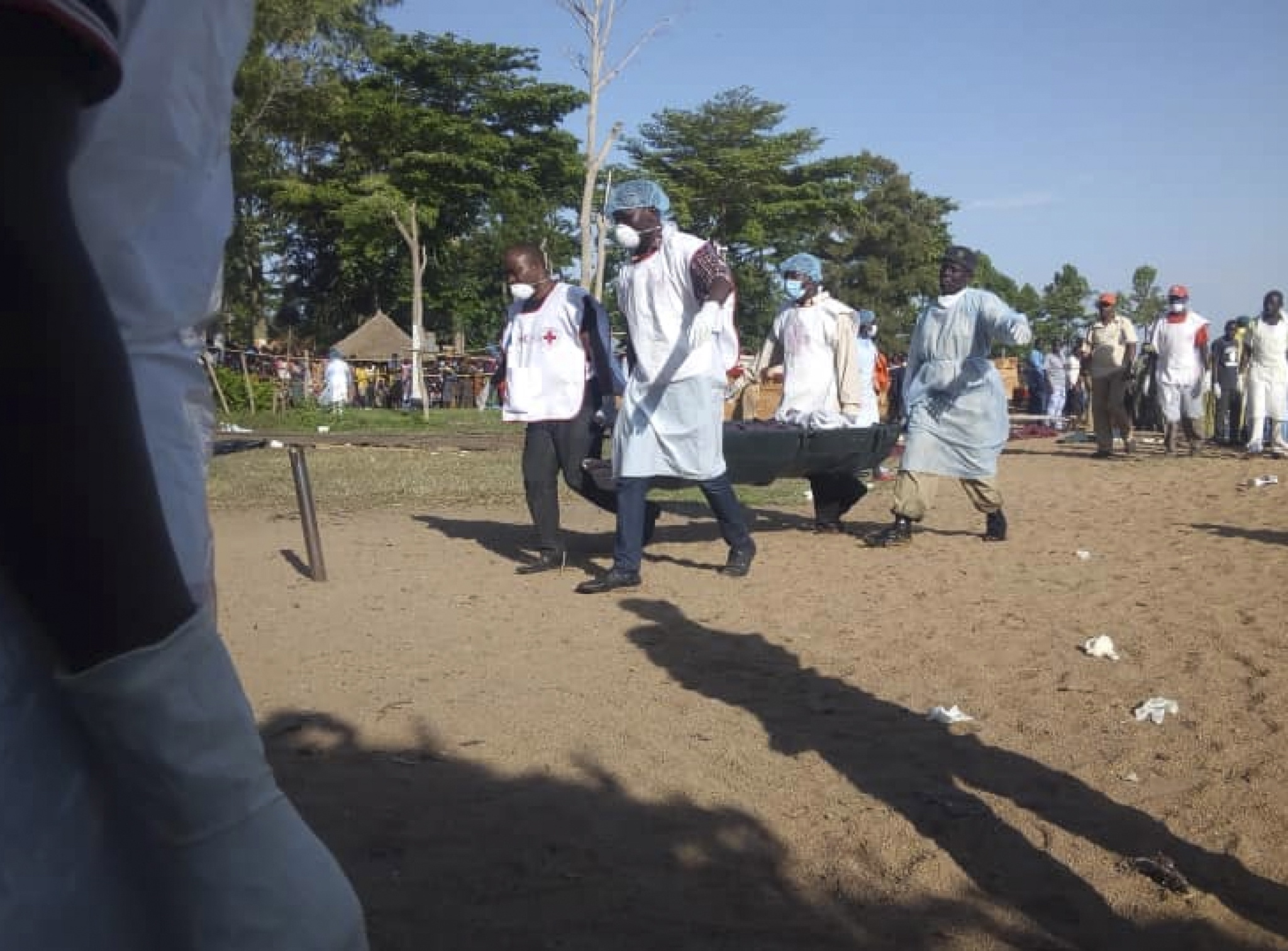 epa07037623 A handout photo made available by the Tanzania Red Cross shows Red Cross volunteers transporting the body of a victim near Ukerewe island in Lake Victoria, Tanzania, 21 September 2018. Reports say the death toll has risen to 136 after MV Nyerere, a passenger ferry, capsized in Lake Victria on 20 September.  EPA/TANZANIA RED CROSS / HANDOUT -- BEST QUALITY AVAILABLE -- HANDOUT EDITORIAL USE ONLY/NO SALES