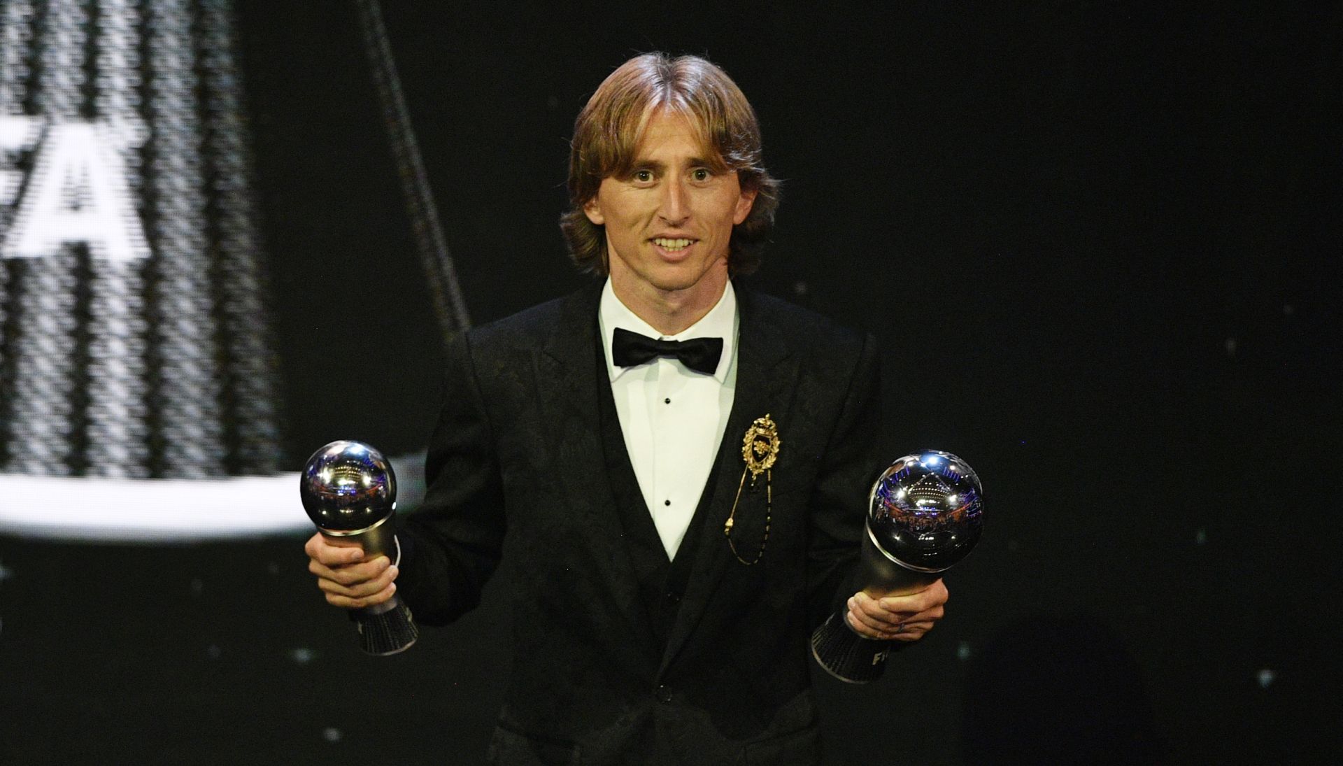 epa07044205 Real Madrid player Luka Modric poses with trophies after receiving the Best FIFA Men's Player award during the Best FIFA Football Awards 2018 in London, Great Britain, 24 September 2018.  EPA/NEIL HALL