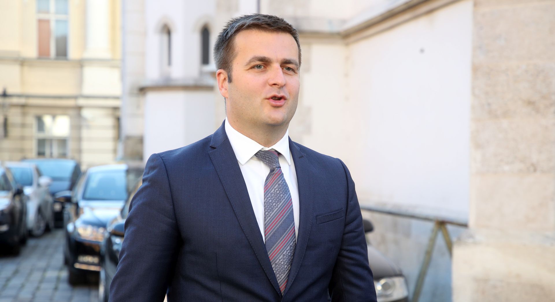 Zagreb, 27.09.2018 - Dolasci ministara ispred Banskih dvora pred poèetak sjednice Vlade RH. Na slici ministar zatite okolia i energetike Tomislav Æoriæ.
foto HINA/ Damir SENÈAR /ds
