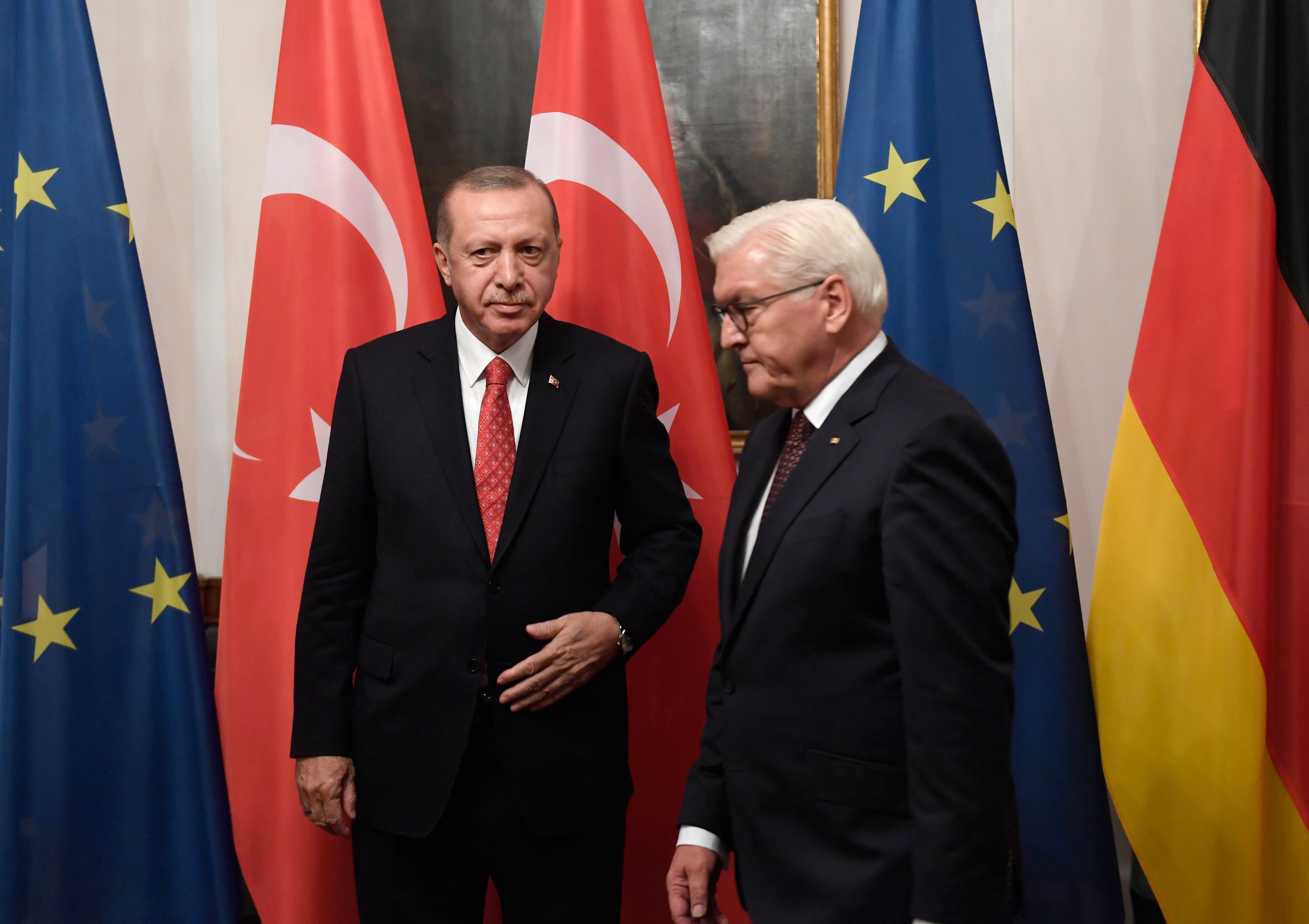 epa07055087 Turkish President Recep Tayyip Erdogan (L) and German President Frank Walter Steinmeier (R) at the beginning of the march-past for a gala dinner given by German president at Bellevue Castle in Berlin, Germany, 28 September 2018. Erdogan comes to Germany for an official state visit to Berlin and Cologne from 27 to 29 September.  EPA/FILIP SINGER