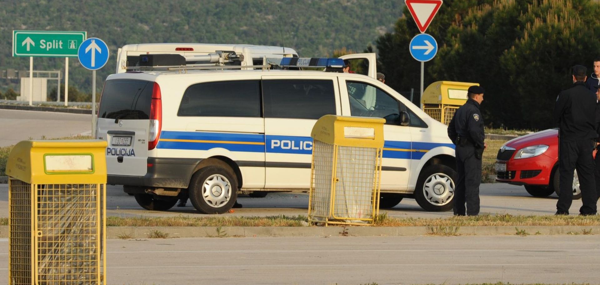 02.05.2015., Vrpolje - Na benzinskoj postaji Vrpolje kod Sibenika na autocesti A-1 Zagreb - Split razbijen je kombi zagrebackih registrskih oznaka prilikom sukoba pripadnika Torcide i Bad Blue Boysa. Ozlijedjenih nema a policija obavlja ocevid.
Photo: Hrvoje Jelavic/PIXSELL