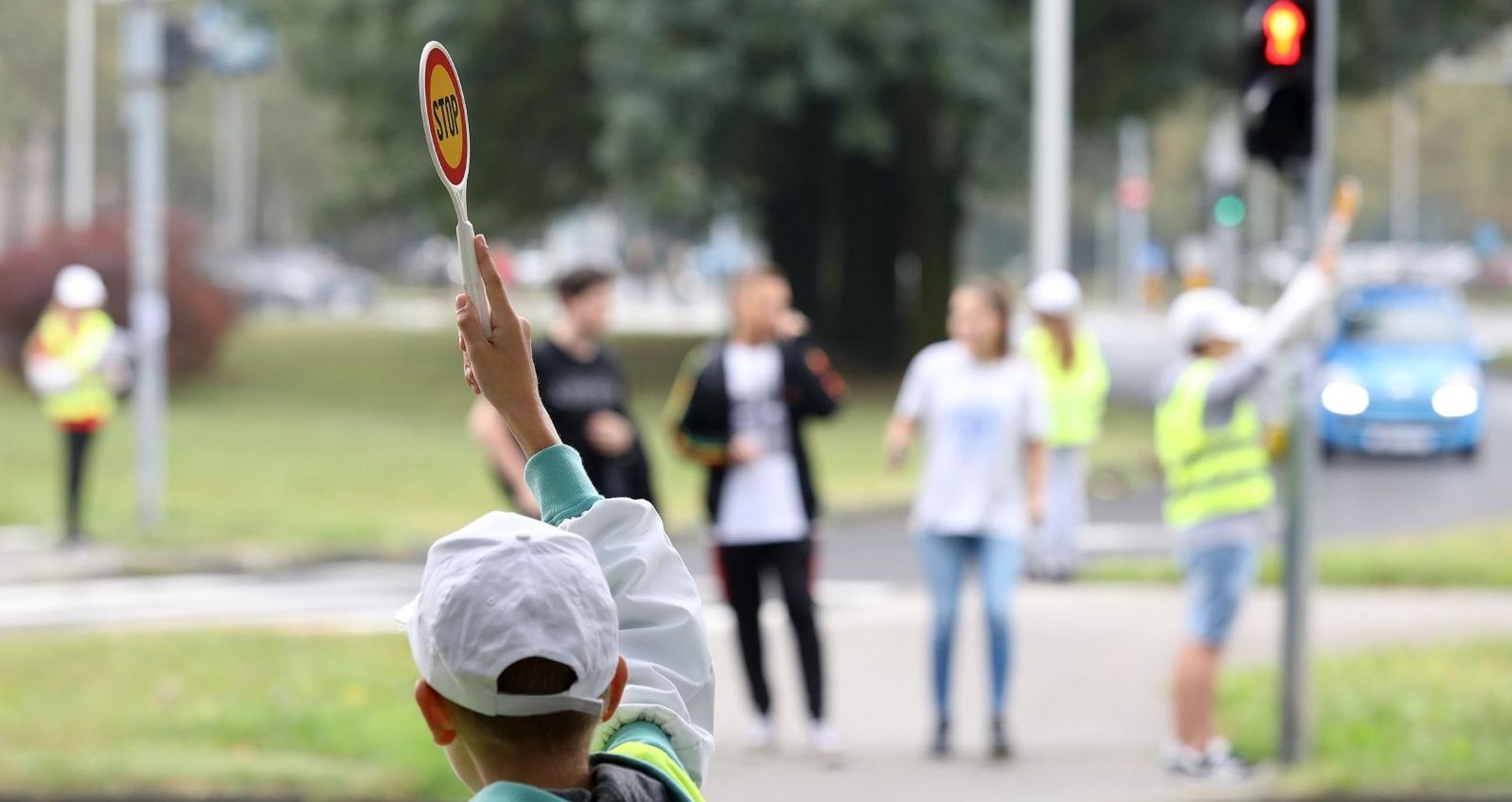 03.09.2018., Zagreb - Pripadnici Skolske prometne patrole na krizanju u Ulici Bozidara Magovca pomazu ucenicima da siguno dodju do skole. U suradnji s policijom i ove godine provodi se niz akcija koje trebaju osvijestiti vozace o novim sudionicima u prometu.

Photo: Patrik Macek/PIXSELL