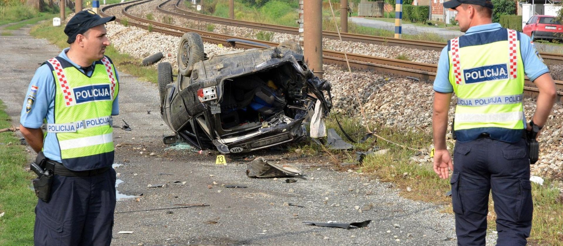 Donji Andrijevci: Jedna osoba smrtno stradala u naletu vlaka na automobil 03.09.2018. Donji Andrijevci - Jutros u 06:20 sati Policijska uprava brodsko-posavska je zaprimila dojavu o naletu brzog vlaka na vozilo na pruznom prijelazu u Donjim Andrijevcima, u kojem je jedna osoba smrtno stradala. Prometovanje vlakova je zaustavljeno na oba kolosjeka do dovrsetka ocevida, koji je u tijeku.
Photo: Ivica Galovic/ PIXSELL