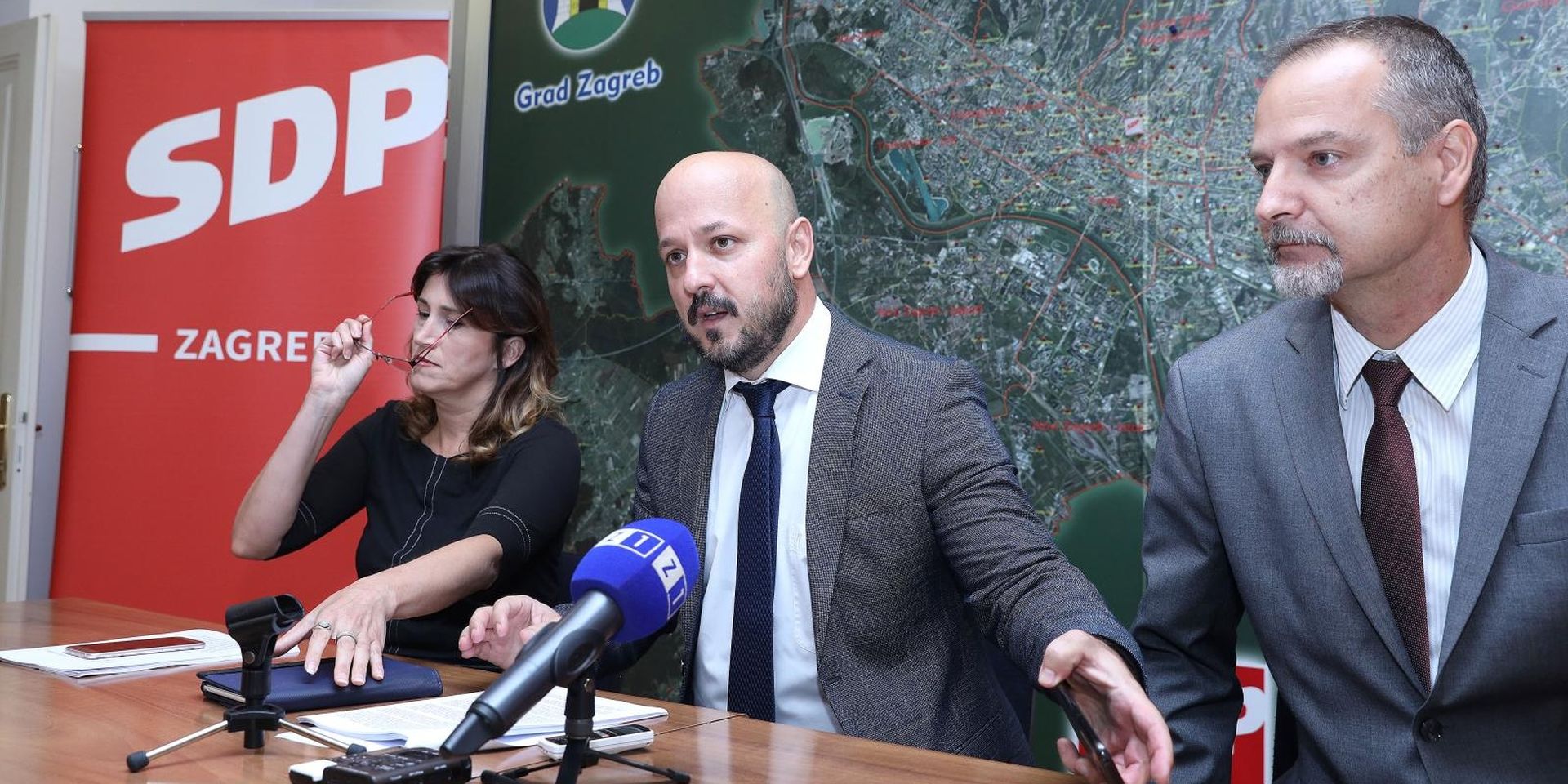 Zagreb: SDP traži nove škole, a ne stadion 03.09.2018., Zagreb- Gradska organizacija SDP-a Zagreb  odrzala je povodom prvog dana nastavne godine konferencija za medije. O tezi da gradjani Zagreba trebaju bolje opremljeme skole a ne novi stadion govorili su  Gordan Maras, Tanja Djakovic i  Ivan Butorac
Photo: Patrik Macek/PIXSELL