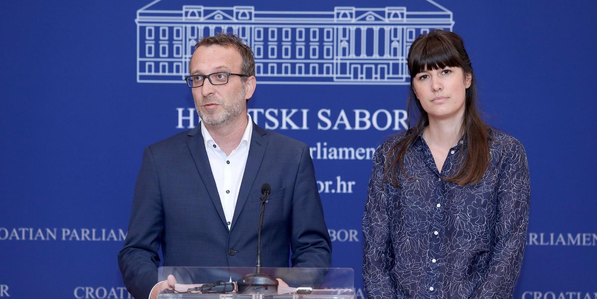 Zagreb: MOST o novoj školskoj godini i starim problemima 03.09.2018., Zagreb - U Hrvatskom saboru odrzana je konferencija za medije Kluba zastupnika Mosta nezavisnih lista. O temi "I u novoj skolskoj godini stari problemi - nista nije rijeseno" govorili su zastupnici Sonja Cikotic i Marko Sladoljev. 

Photo: Patrik Macek/PIXSELL
