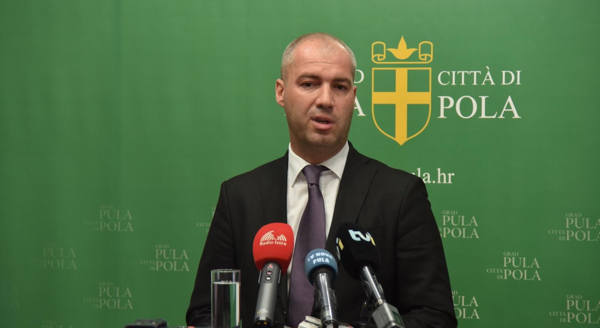 Pula: Zamjenik gradonačelnika na konferenciji govorio o stanju u Uljaniku 04.09.2018., Pula - Zasto je Vlada blokirala isplatu placa i zaustavila rad Uljanika bila je tema danasnje   konferencije za medije koju je odrzao zamjenik gradonacelnika Pule Robert Cvek. 
Photo: Dusko Marusic/Pixsell