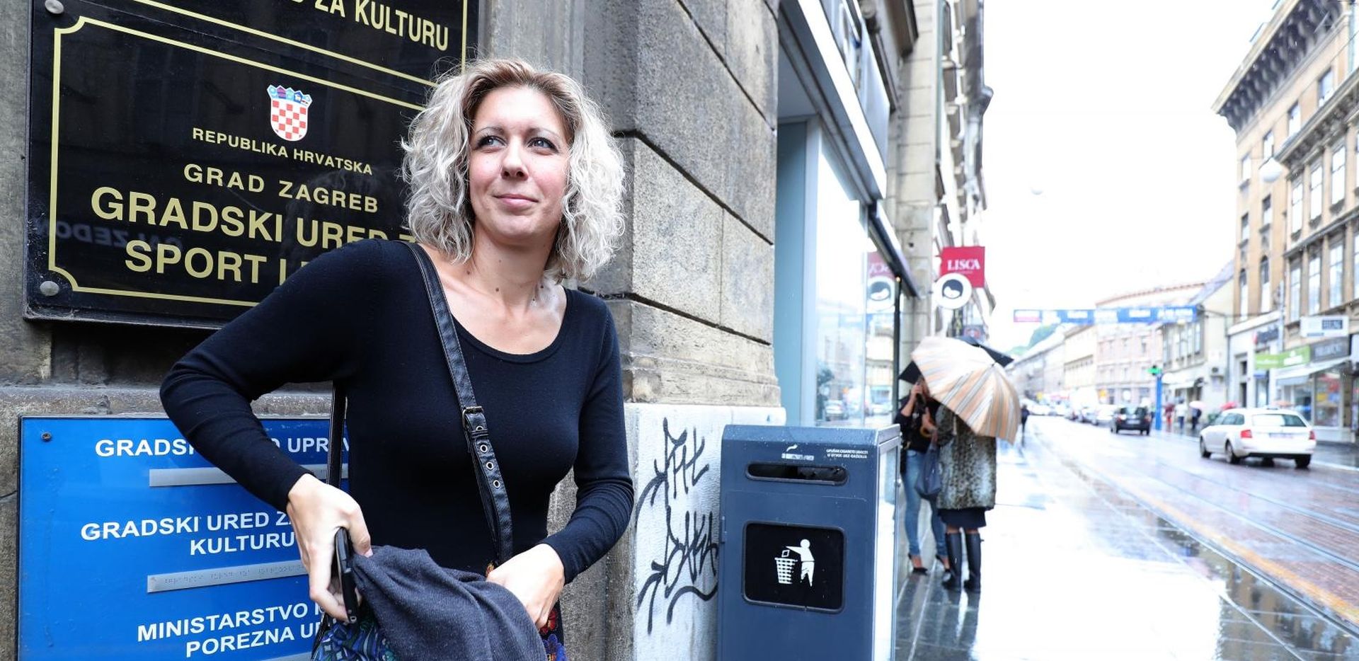 Zagreb: Majka djevojčice Elene obratila se medijima 04.09.2018., Zagreb - Ana Vujnovic, majka djevojcice Elene kojoj je Gradski ured za obrazovanje odredio da krene u skolu u kojoj nisu znali da malena Elena treba postati njihova ucenica, obratila se medijima nakon sastanka u Gradskom uredu za obrazovanje u Ilici 25. 

Photo: Sanjin Strukic/PIXSELL
