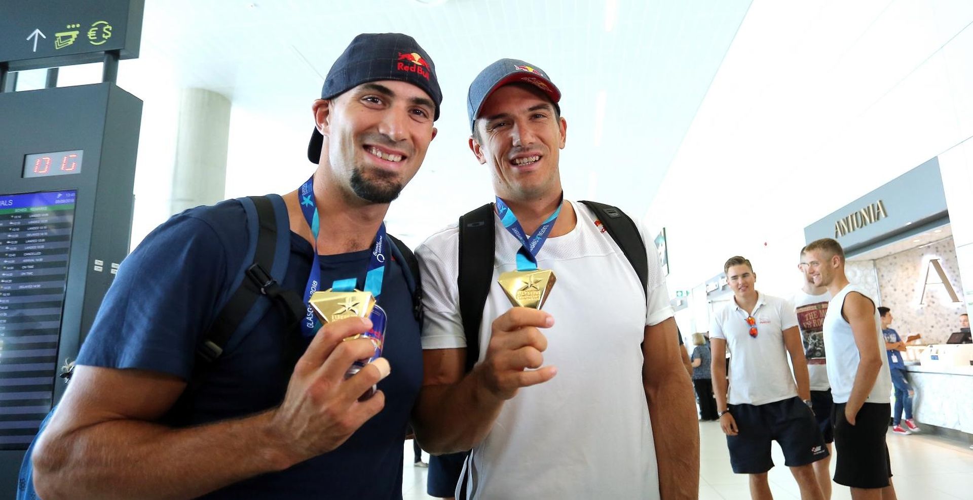 05.08.2018., Zracna luka Franjo Tudjman, Zagreb - Braca Valent i Martin Sinkovic vratili se s Europskog prvenstva u veslanju gdje su osvojili zlatnu medalju u dvojcu bez kormilara. 
Photo: Borna Filic/PIXSELL