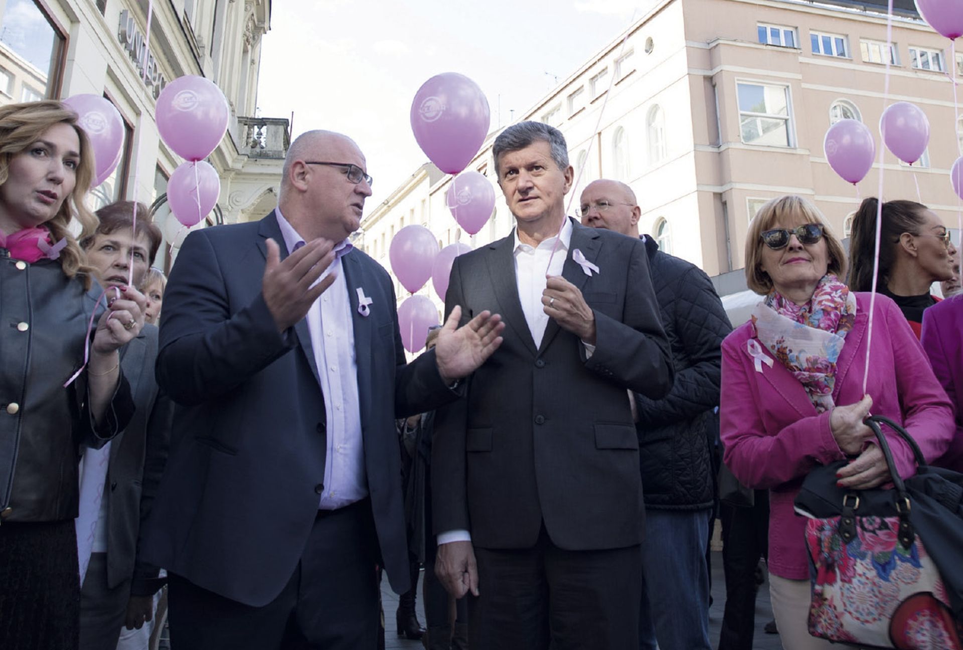 07.10.2017., Zagreb - Povodom obiljezavanja 18. po redu Dana ruzicaste vrpce povorka podrske oboljelima od raka dojke krenula je od HNK prema Cvjetnom trgu, gdje je odrzan prigodni program obiljezavanja Dana ruzicaste vrpce. Vjekoslav Jelec, Milan Kujundzic. Photo: Davor Puklavec/PIXSELL