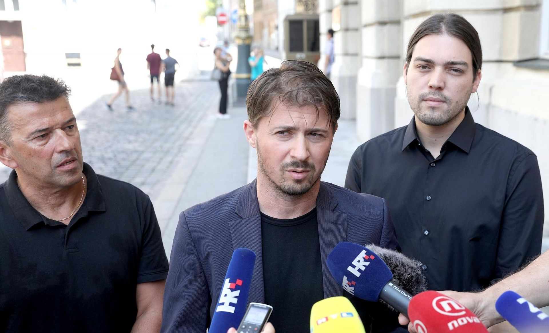 10.09.2018., Zagreb - Na Trgu svetog Marka odrzana je konferencija za medije Zivog zida na kojoj je objavljeno da su  podnijeli prijavu protiv IDS-ovog europarlamentarca Ivana Jakovcica Europskom uredu za borbu protiv prijevara zbog primanja naknade kao clana nadzornog odbora tvrtke Afarak Group.
Ivan Vilibor Sincic, Damir Gruenbaum, zastupnik u skupstini Istarske zupanije, Tihomir Lukanic
 
Photo: Patrik Macek/PIXSELL
