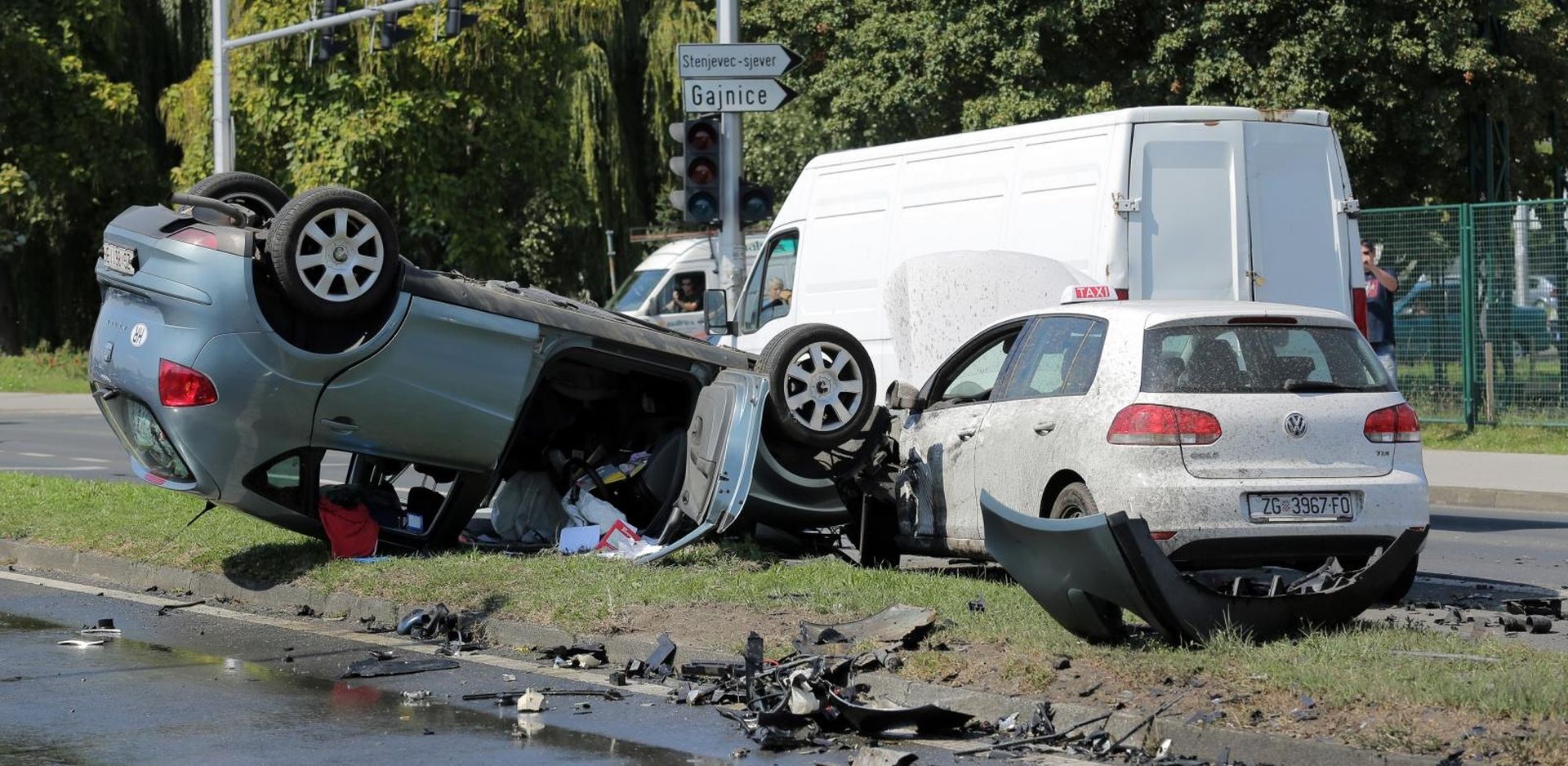 10.09.2018., Zagreb - Jedno je vozilo planulo nakon prometne nesrece izmedju dva osobna automobila na Aleji Bologne. Jedna je osoba ozlijedjena. Photo: Tomislav Miletic/PIXSELL