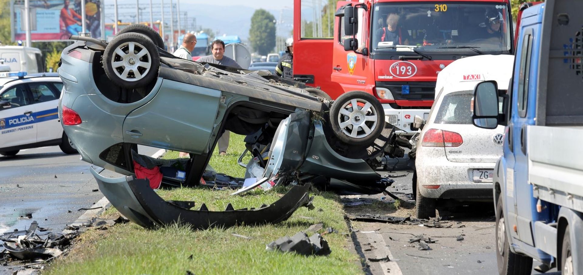 10.09.2018., Zagreb - Jedno je vozilo planulo nakon prometne nesrece izmedju dva osobna automobila na Aleji Bologne. Jedna je osoba ozlijedjena. Photo: Tomislav Miletic/PIXSELL