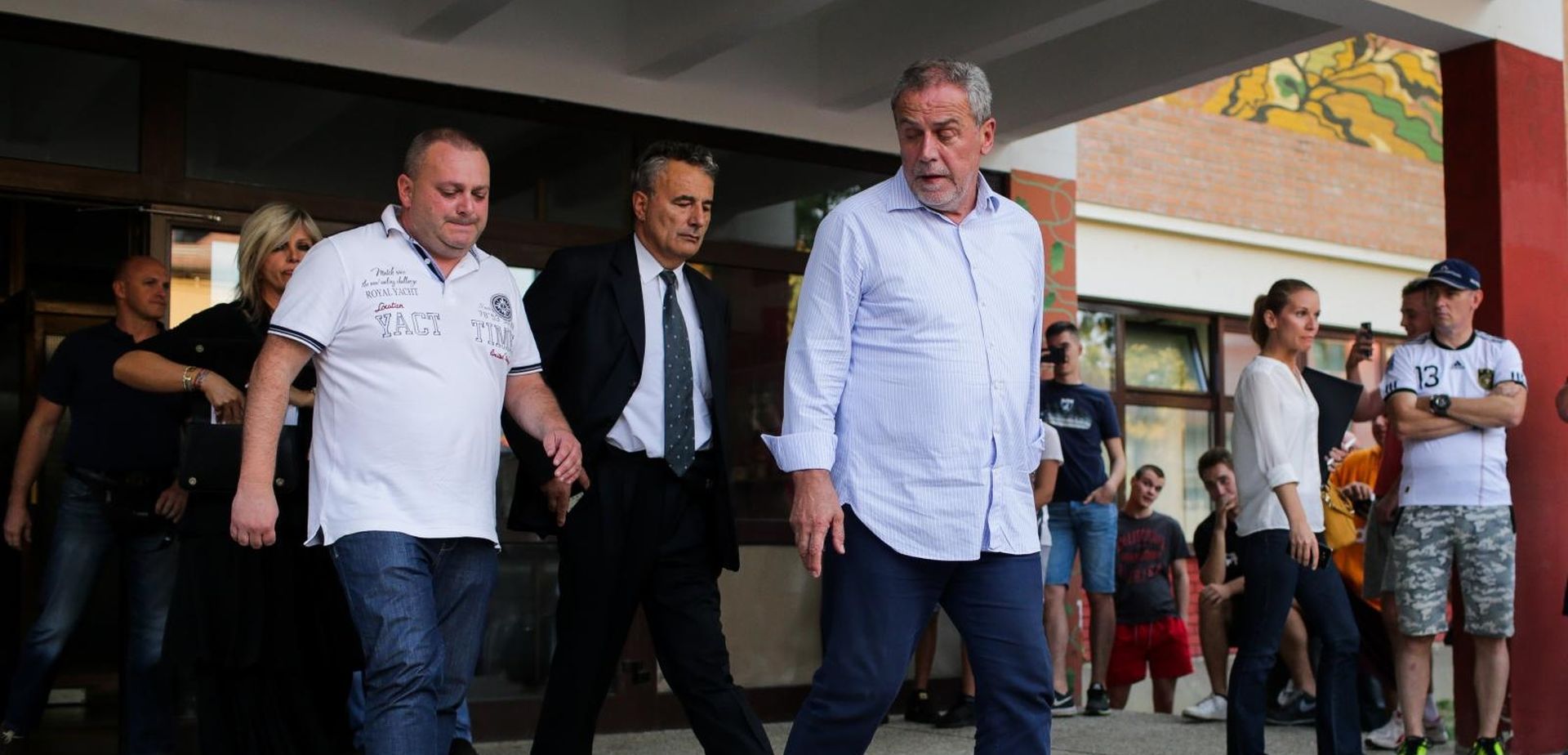 13.09.2018., Zagreb - Prosvjed roditelja ispred Osnovne skole Vukomerec gdje je sinoc doslo do pucnjave zbog sukoba izmedju dvije romske obitelji. Na mjesto dogadjaja dosao je i gradonacelnik Milan Bandic gdje su ga gradjani verbalno napali i zaprijecili put vozilu. Pavle Kalinic.
Photo: Filip Kos/PIXSELL