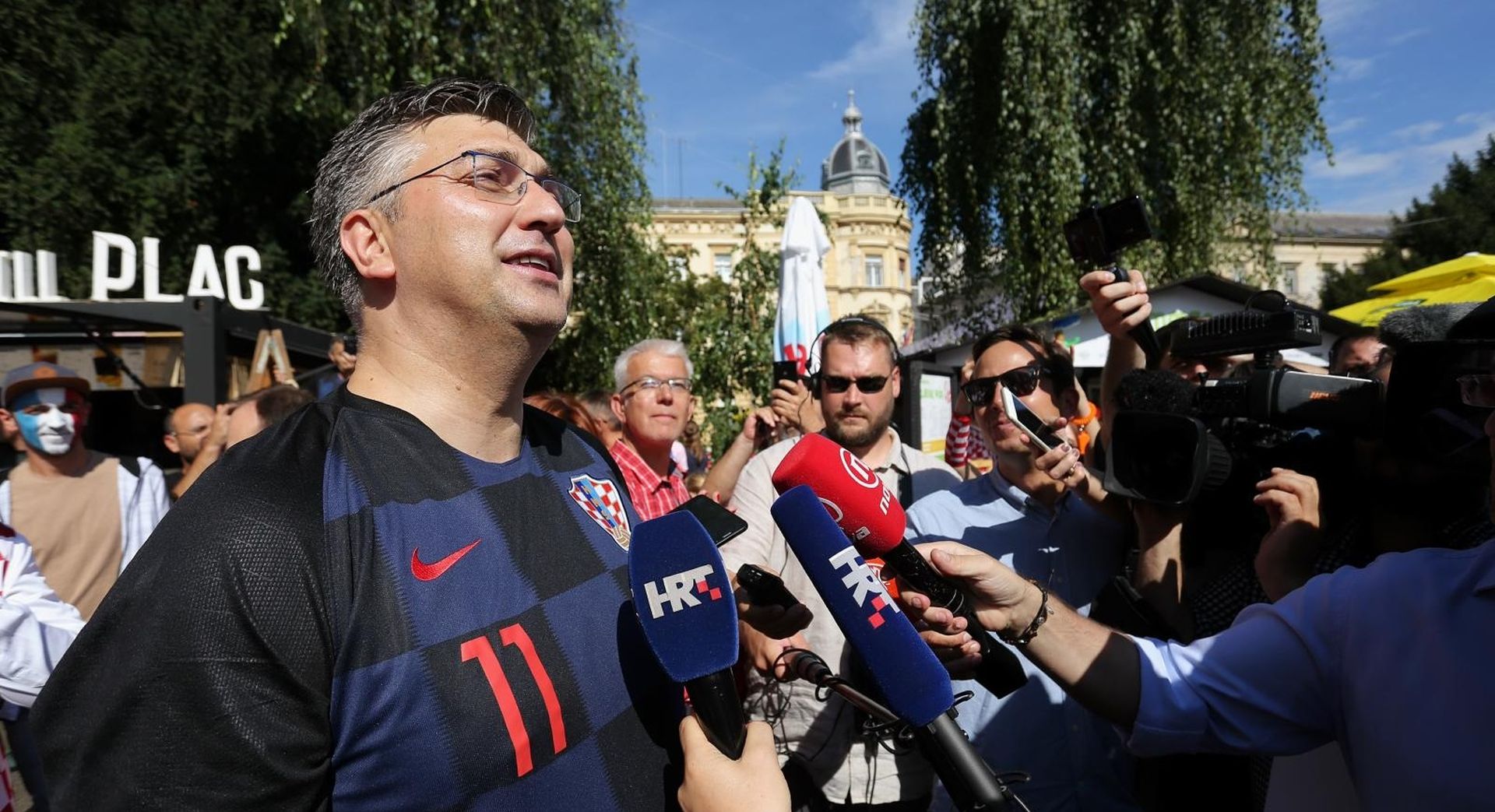 Zagreb: Andrej Plenković i Francuska veleposlanica utakmicu gledaju na Strossmayerovom trgu 15.07.2018., Zagreb - Navijaci na Strossmayerovom trgu prate finalnu utakmicu Svjetskog prvenstva izmedju Francuske i Hrvatske. Andrej Plenkovic. Photo: Tomislav Miletic/PIXSELL