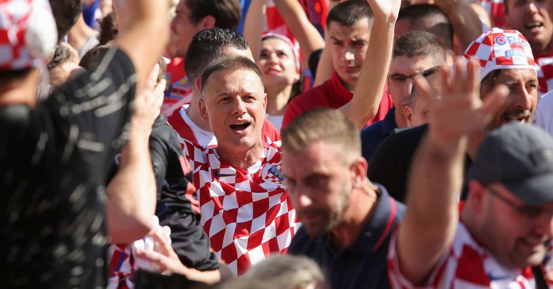 Zagreb: Andrej Plenković i Francuska veleposlanica utakmicu gledaju na Strossmayerovom trgu 15.07.2018., Zagreb - Navijaci na Strossmayerovom trgu prate finalnu utakmicu Svjetskog prvenstva izmedju Francuske i Hrvatske. Gordan Jandrokovic. Photo: Tomislav Miletic/PIXSELL