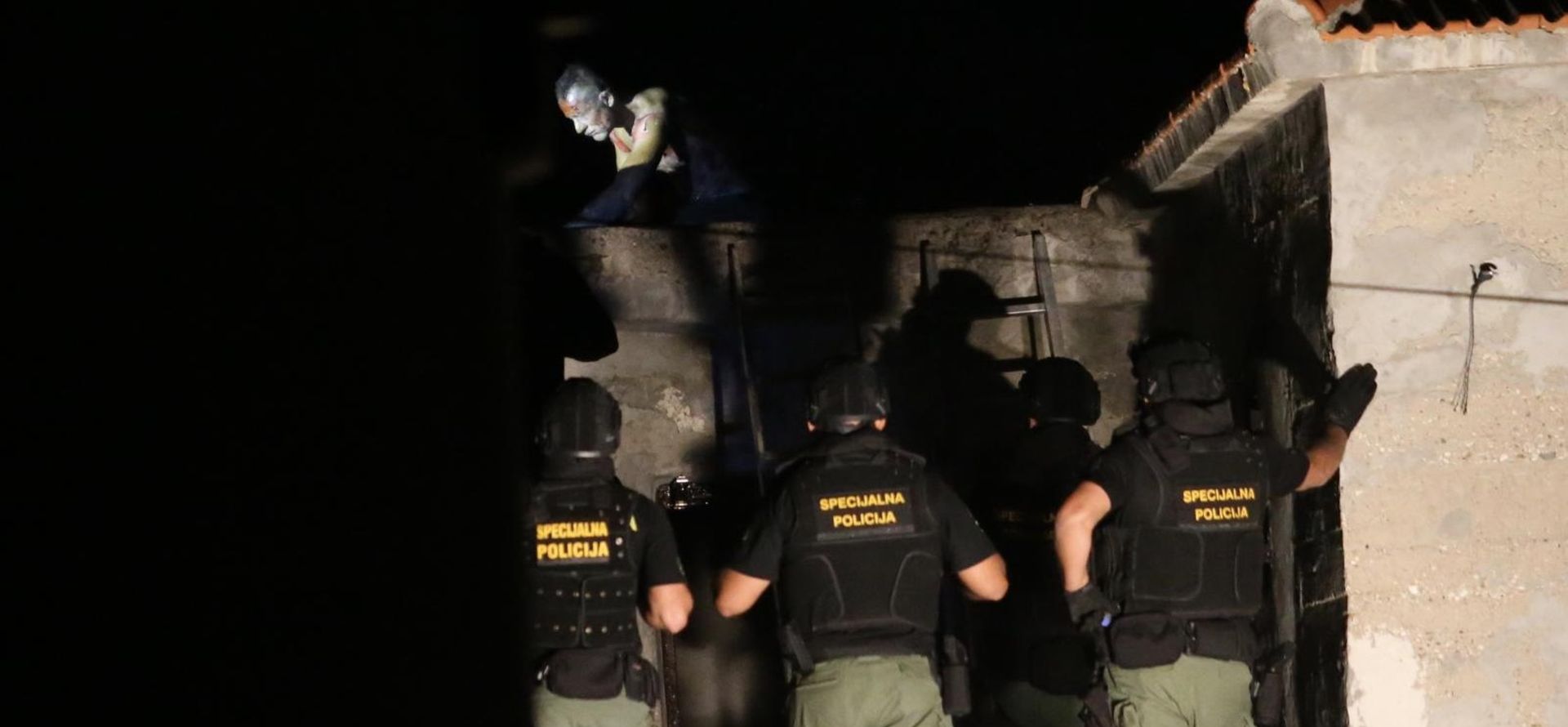 17.09.2018., Opuzen - Oko 4 sata i 50 minuta policija elektrosokerom onesposobila i zaskocila rastrojenog muskarca nakon bezuspjesnog pregovaranja koje je trajalo cijelu noc. Muskarac je uz pomoc plinske boce zapalio kucu i ranio dvojicu policajaca i popeo se na kucu naoruzan kosorom. Photo: Ivo Cagalj/PIXSELL