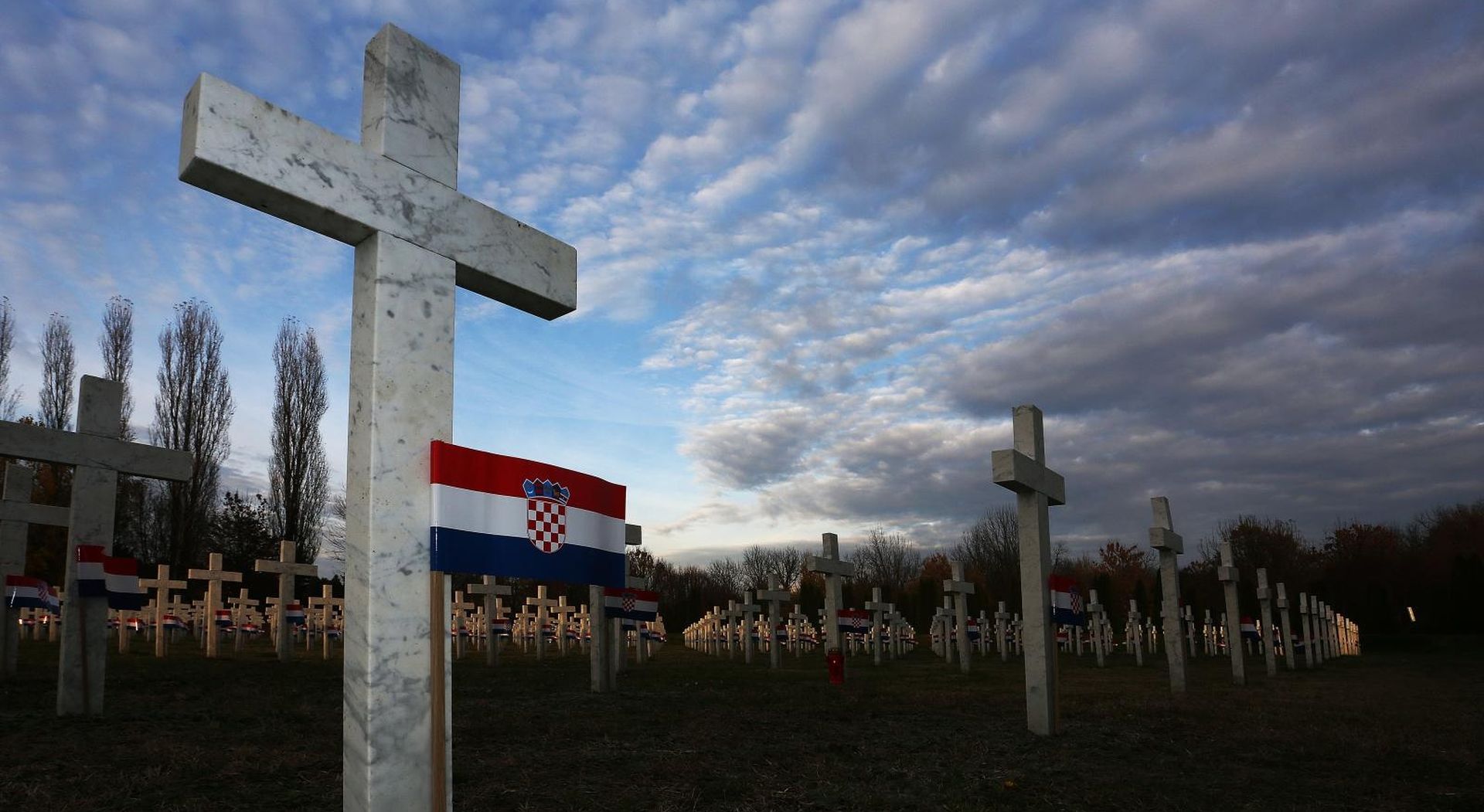 17.11.2016., Vukovar - Dan uoci obiljezavanja 18.11., Dan pada vukovara, gradjani iz svih krajeva Hrvatske posjetili su Memorijalno groblje i Ovcaru kako bi odali pocast poginulima i nestalima. Photo: Marko Mrkonjic/PIXSELL