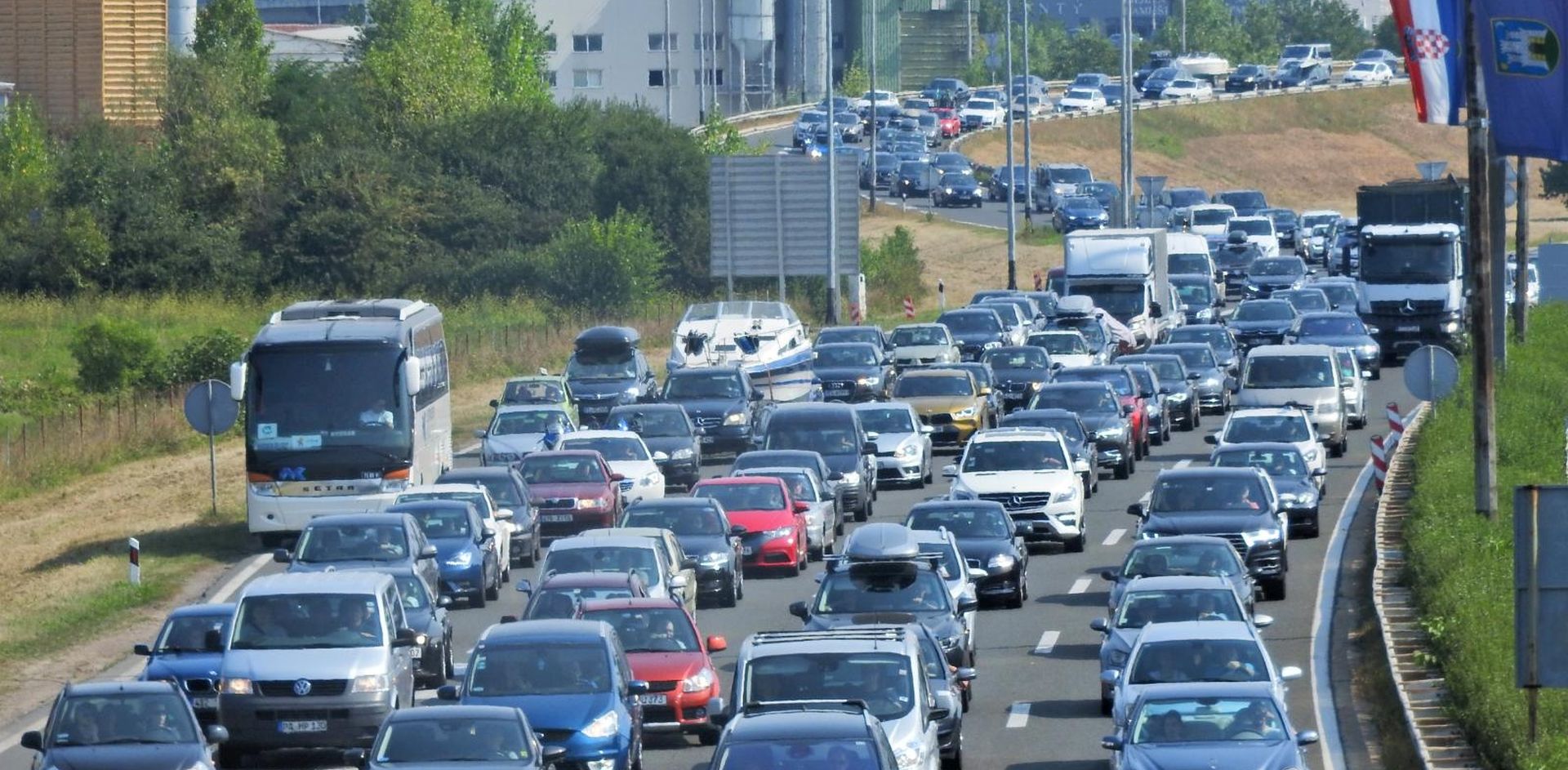18.08.2018., Zagreb -  Na ulasku na autocestu u smjeru mora kod Luckog, stvaraju se prometne guzve. 
Photo: Borna Filic/PIXSELL