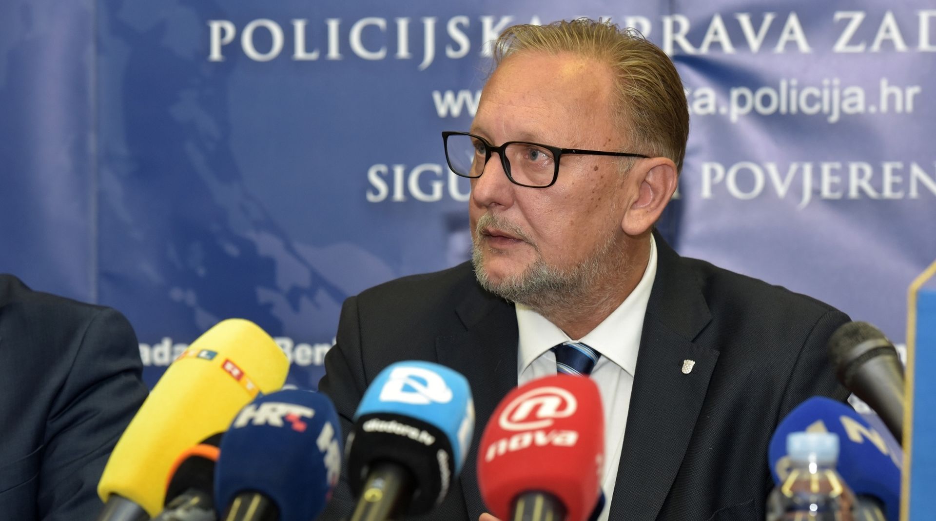 Zadar: Policija potpisala sporazum u uređenju poslovnog prostora 24.09.2018., Zadar -   U prostorijama PU Zadarske potpisan je sporazum o sufinanciranju uredjivanja poslovnog prostora u Zadru. Sporazum su potpisali ministar unutarnjih poslova dr. sc. Davor Bozinovic, zupan Zadarske zupanije Bozidar Longin te gradonacelnik grada Zadra dr. Branko Dukic.
Photo: Dino Stanin/PIXSELL