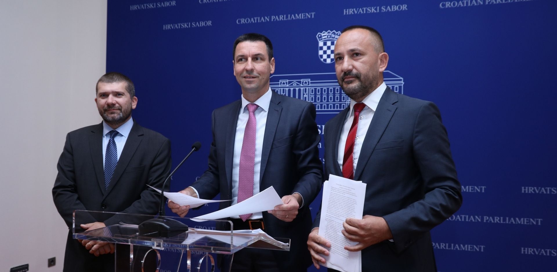 Zagreb: Zekanović, Ilčić i Šlezak održali obratili se medijima o navodnoj prevari građana 26.09.2018., Zagreb- U  Saboru je odrzana konferencija za medije na kojoj su o navodnoj prevari gradjana iz Ministarstva znanosti i obrazovanja uz blagoslov predsjednika Vlade Andreja Plenkovica  govorili zastupnik Hrvoje Zekanovic te Ladislav Ilcic i Hrvoje Slezak.
Photo: Patrik Macek/PIXSELL
