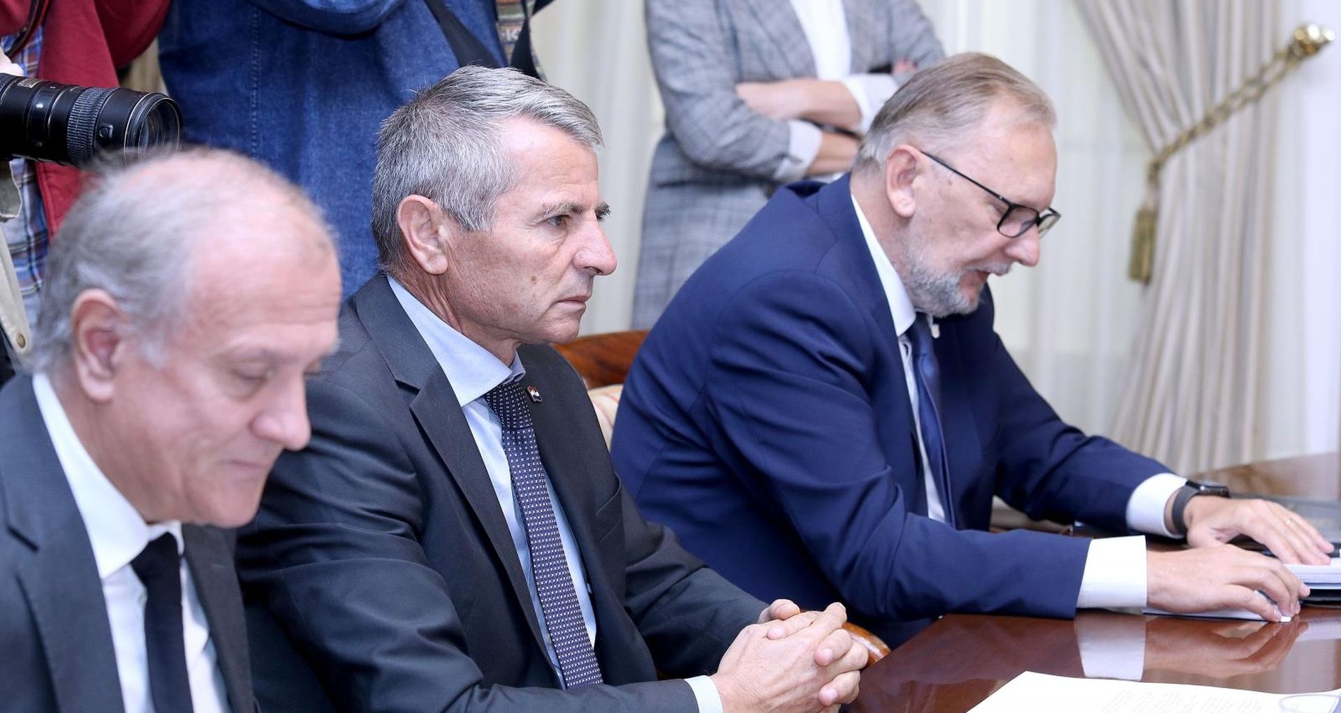 Zagreb: Sjednica Vlade počela prijedlogom Zakona o zaštiti prijavitelja nepravilnosti   27.09.2018., Zagreb - 116. sjednica Vlade RH pocela je prijedlogom Zakona o zastiti prijavitelja nepravilnosti. 

Photo: Patrik Macek/PIXSELL
