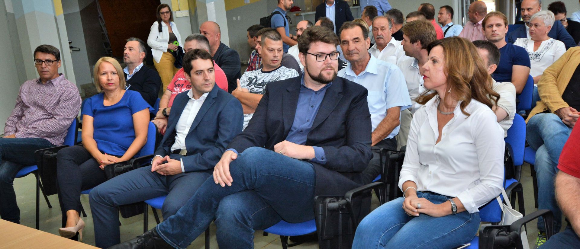 Kamanje, 7.9.2018 - Neformalna skupina  od 81 èlana SDP-a zatraila je u petak u Kamanju "trenutni" odlazak Davora Bernardiæa s mjesta predsjednika SDP-a "zbog katastrofalnog voðenja stranke i ruenja njenog rejtinga meðu graðanima", odravanje izbora za sva stranaèka tijela do kraja godine, te ponitavanje sankcija protiv èlanova koji su kritièki ukazivali na loe stanje u SDP-u. Na slici Peða Grbin i Biljana Borzan.
foto HINA/ Mladen VOLARIÆ/ ua