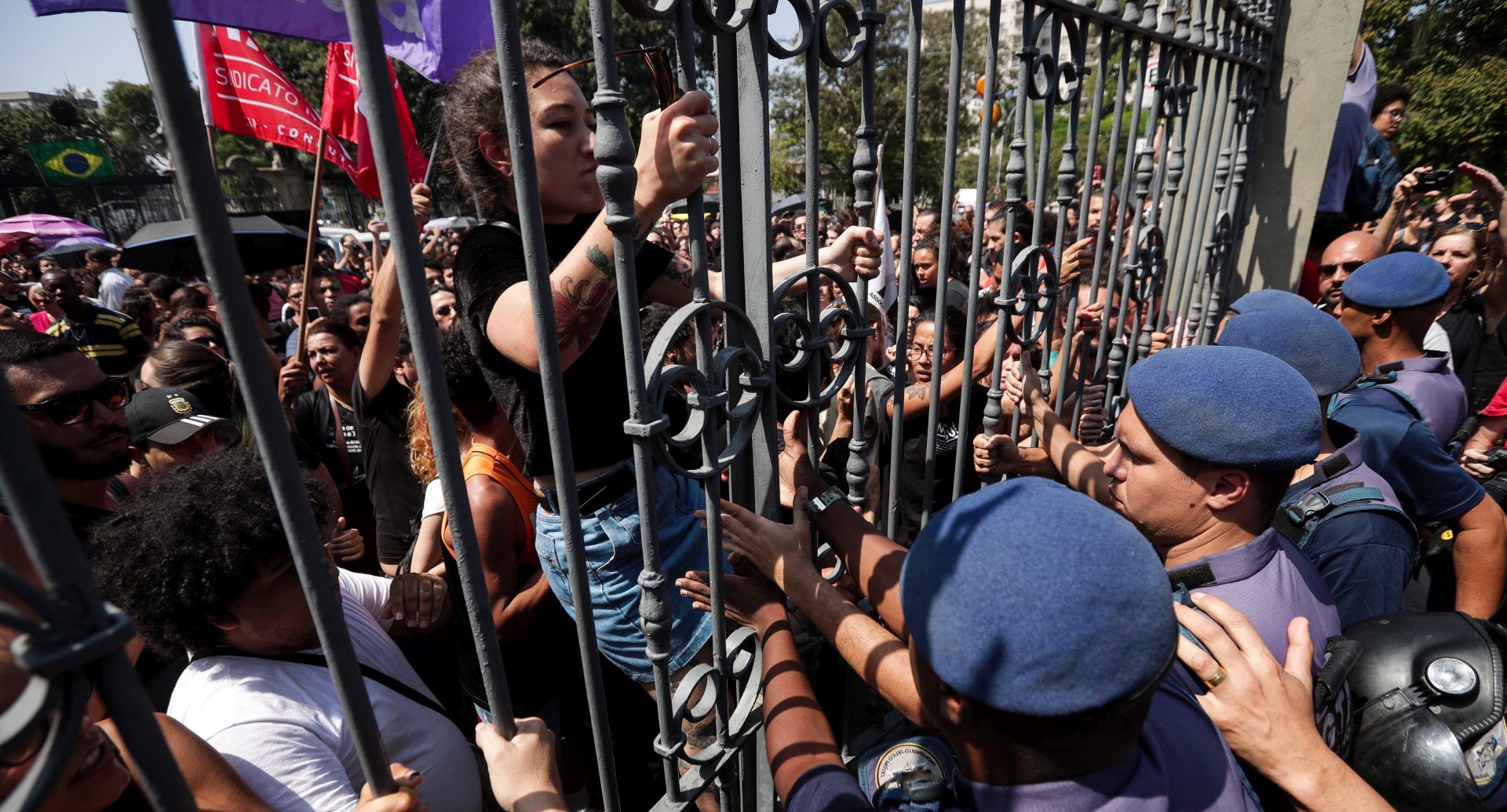 epa06994678 Demonstrators face the municipal guard of Rio de Janeiro during a rally in front of the National Museum of Rio de Janeiro, Brazil, 03 September 2018, after fire destroyed the building on 02 September 2018. The National Museum of Rio de Janeiro, is the oldest in Brazil and  housed some 20 million items, including the skeleton of 'the first American', stuffed animals, mummies and dozens of dinosaur bones.  EPA/Antonio Lacerda