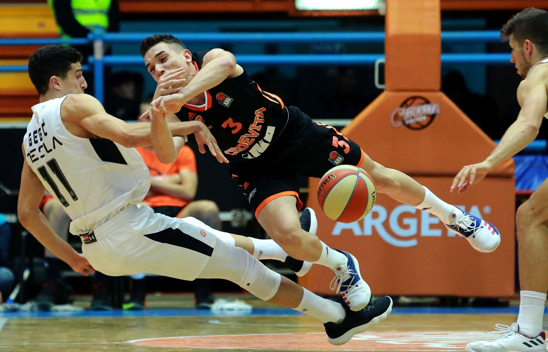 Zagreb,29.09.2018 -  U 1. kolu regionalne košarkaške ABA lige sastali su se Cedevita i Partizan iz Beograda.Na slici Toni Perković (3) Cedevita i Amar Gegić (11) Partizan.
 foto HINA/ Tomislav PAVLEK /tp