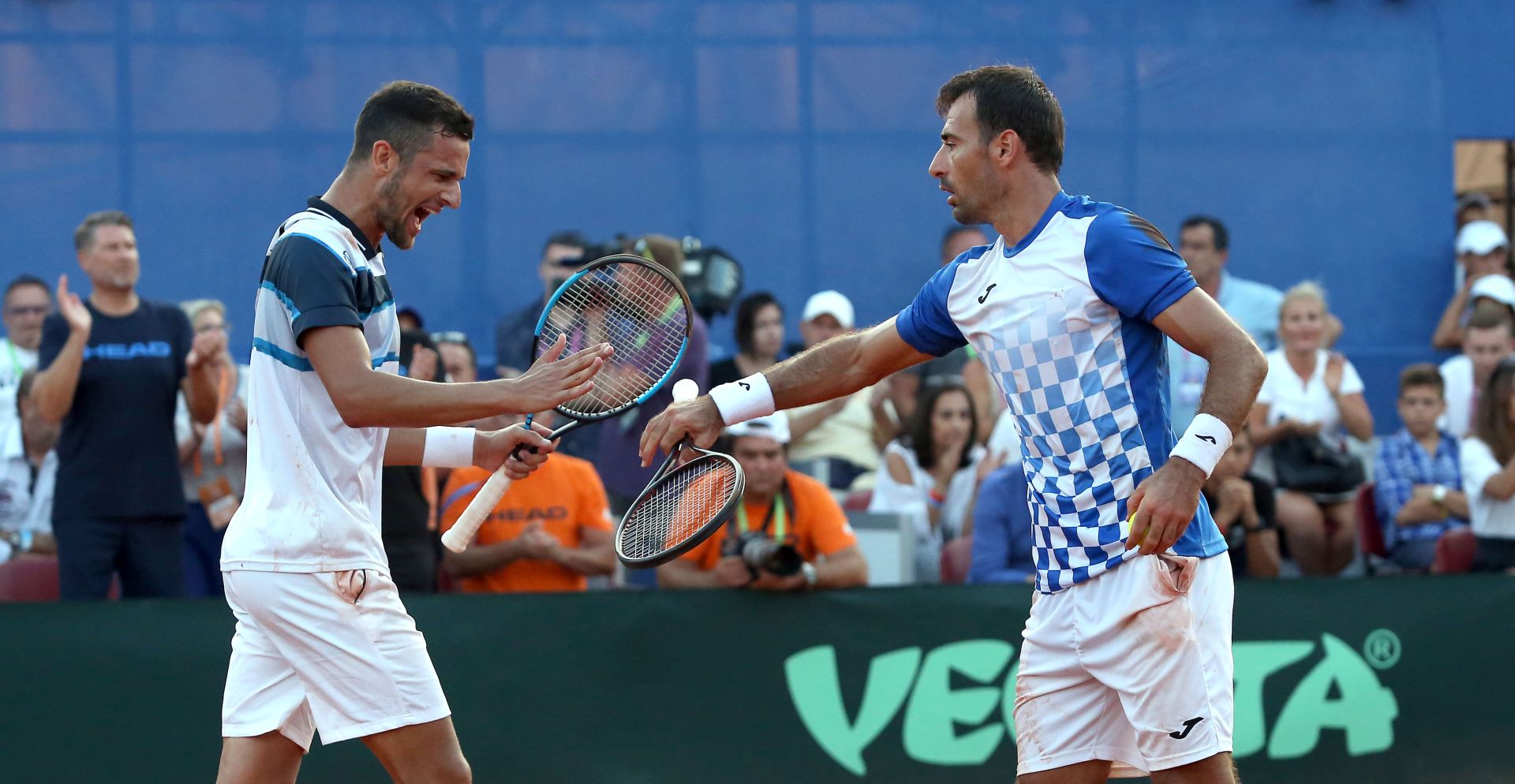 Zadar, 15.09.2018 - Drugi dan polufinalnog dvoboja Davis Cupa tenisaèa izmeðu Hrvatske i SAD-a u Zadru. Susret parova Ivan Dodig/ Mate Paviæ - Mike Bryan/ Ryan Harrison. Na fotografiji Mate Paviæ, Ivan Dodog.
foto HINA / Denis CERIÆ /dc