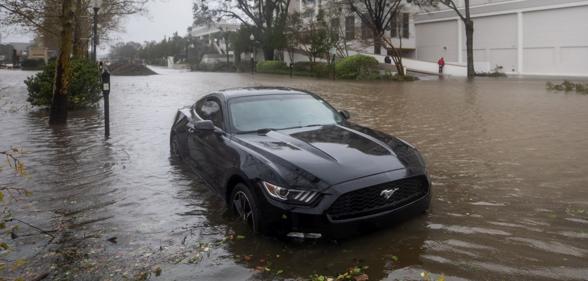 epa07021278 High waters flood a car as Hurricane Florence comes ashore in downtown Wilmington, North Carolina USA, 14 September 2018. Hurricane Florence has been downgraded to a category 1 storm on the Saffir-Simpson Hurricane Wind Scale, though is still expected to bring a storm surge with heavy flooding to the Carolinas.  EPA/JIM LO SCALZO