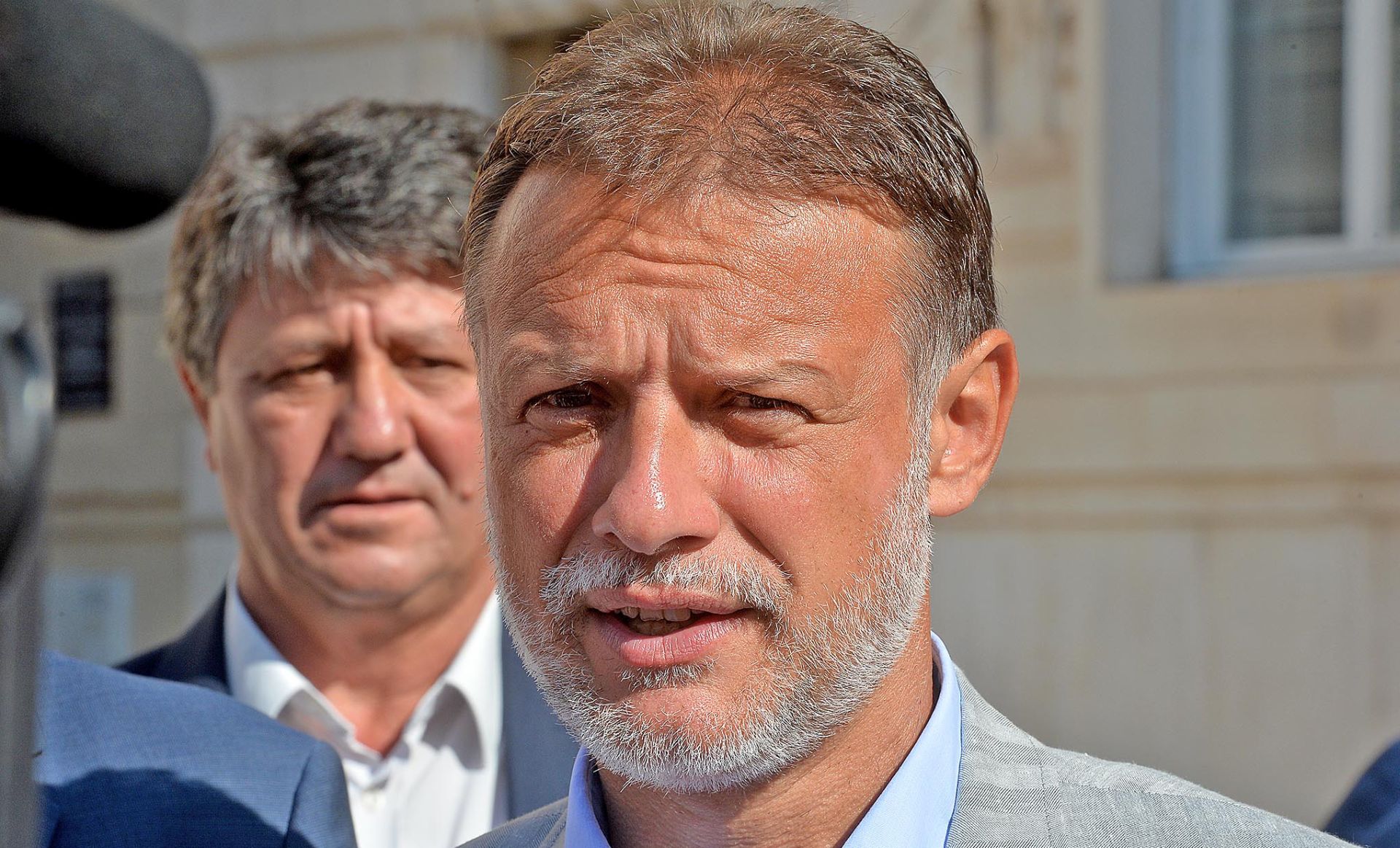 Zadar, 16.09.2018. - Predsjednik Hrvatskoga sabora Gordan Jandrokoviæ posjetio je Zadar i Zadarsku upaniju gdje se sastao sa zadarskim gradonaèelnikom Brankom Dukiæem. Na slici Gordan Jandrokoviæ dao je izjavu za medije.
foto HINA/ ds