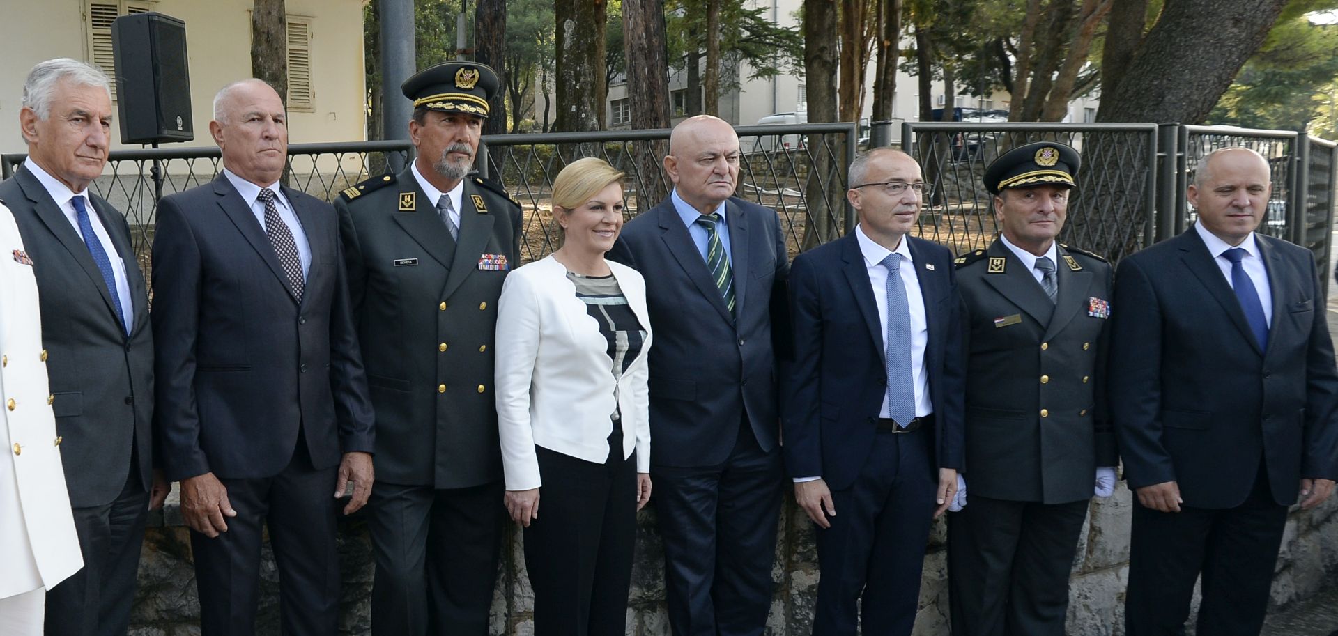 Ploèe, 14.09.2018 - Predsjednica Republike i vrhovna zapovjednica Oruanih snaga Republike Hrvatske Kolinda Grabar-Kitaroviæ sudjelovala je na sveèanom otvorenju i imenovanju vojarne "116. Brigade Hrvatske vojske", te postrojavanju satnije mornarièko-desantnoga pjeatva. Na slici zapovjednik HRM-a Ivo Raffanelli, upan Dubrovaèko-neretvanske upanije Nikola Dobroslaviæ, predsjednica Republike Hrvatske Kolinda Grabar-Kitaroviæ, ministar obrane Damir Krstièeviæ, naèelnik Glavnog stoera OSRH Mirko undov i izaslanik predsjednika Hrvatskog sabora Branko Baèiæ.
foto HINA/ Mario STRMOTIÆ /ds