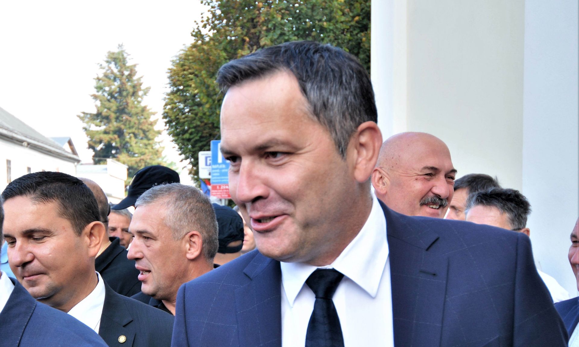 Gospiæ, 9.9.2018 - Izbori za predsjednika lièko-senjskog upanijskog odbora (O) HDZ-a, na kojima je jedini kandidat Marijan Kustiæ, protekli su u nedjelju bez ikakvih izgreda, do kasno popodne izalo je vie od 2.000 èlanova O HDZ-a, to je oko 25 posto, biralita se zatvaraju u 19 sati, a rezultati bi se mogli znati oko 21 sat. Na slici Mirko undov, Damir Krstièeviæ i Marijan Kustiæ.
foto HINA/ Mladen VOLARIÆ/ ua