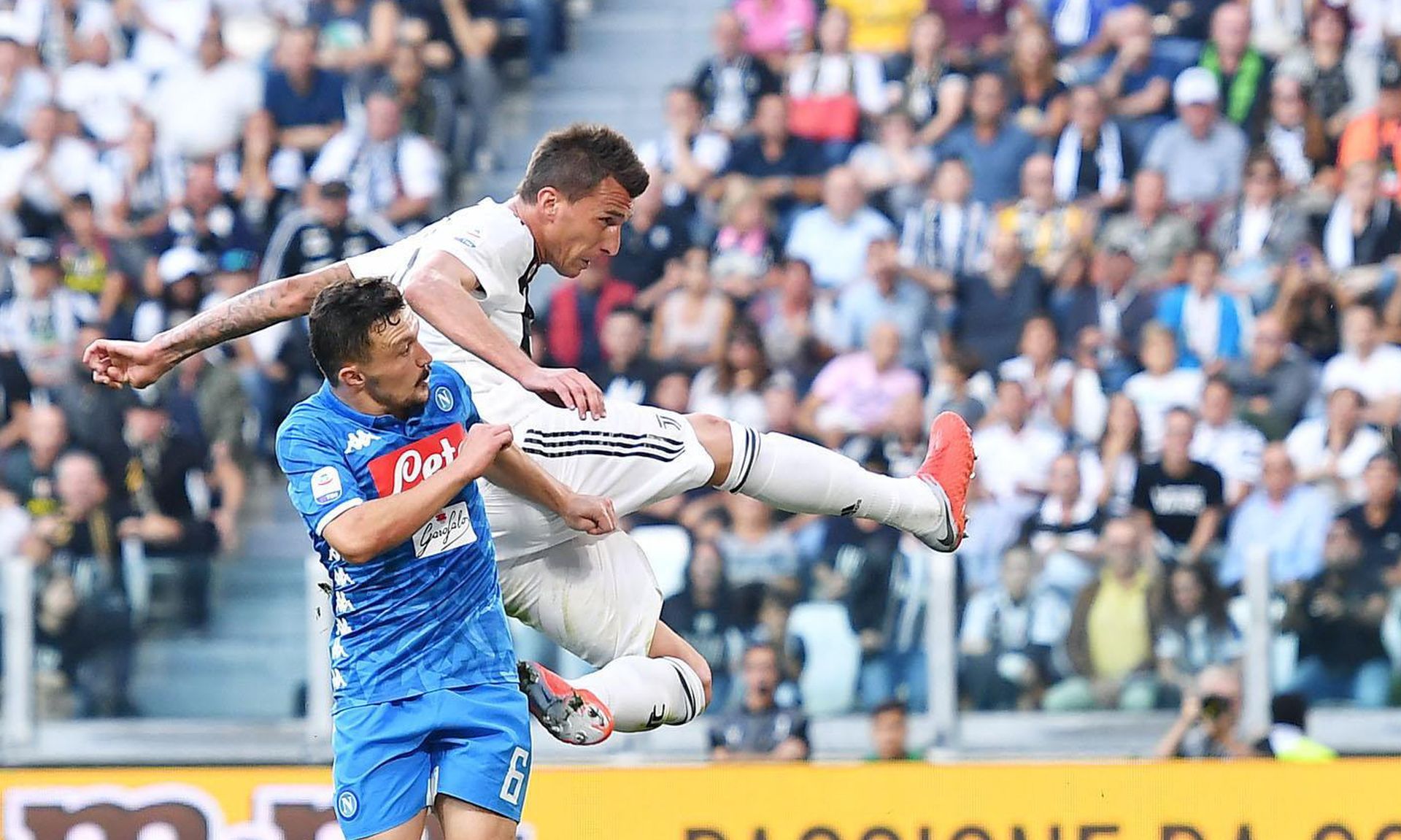 epa07057132 Juventus' Mario Mandzukic (up) scores a goal  during the Italian Serie A soccer match between Juventus FC and SSC Napoli at Allianz Stadium in Turin, Italy, 29 September 2018.  EPA/ALESSANDRO DI MARCO