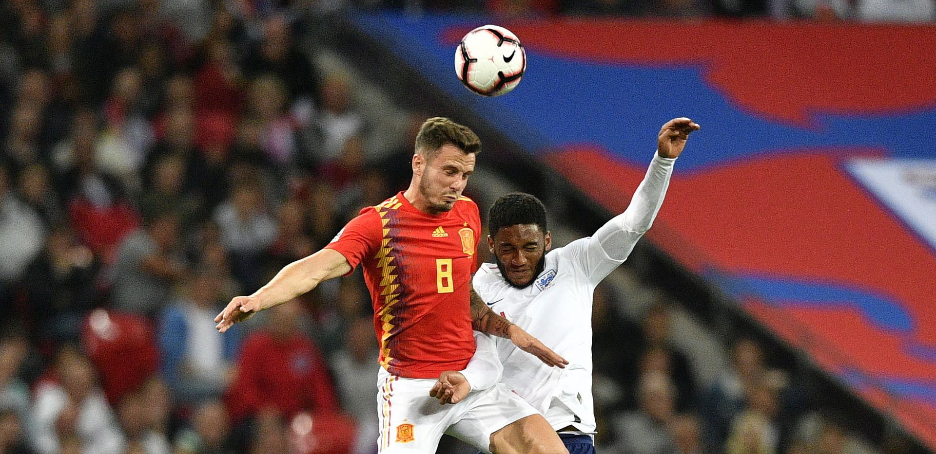 epa07006918 Spain's Saul Niguez (L) and England's Joe Gomez in action during the UEFA Nations League Group 1 soccer match between England and Spain at Wembley Stadium in London, Britain, 08 September, 2018.  EPA/NEIL HALL