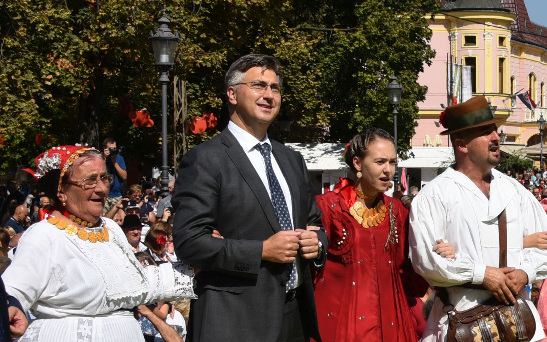 Vinkovci, 16.09.2018 - Pozivom da krene svečani mimohod folklornih skupina, predsjednik Vlade Andrej Plenković otvorio je u nedjelju taj središnji događaj 53. Vinkovačkih jeseni istaknuvši kako su one velik skup folklora i predstavljaju za sve nas jednu veliku prigodu da osvijestimo našu kulturu, baštinu, tradiciju i vjeru i sve ono što nas čini ponosnim Hrvatima, Slavoncima i Šokcima. Na slici premijer Plenković zaplesao je u kolu.
foto HINA/ ds