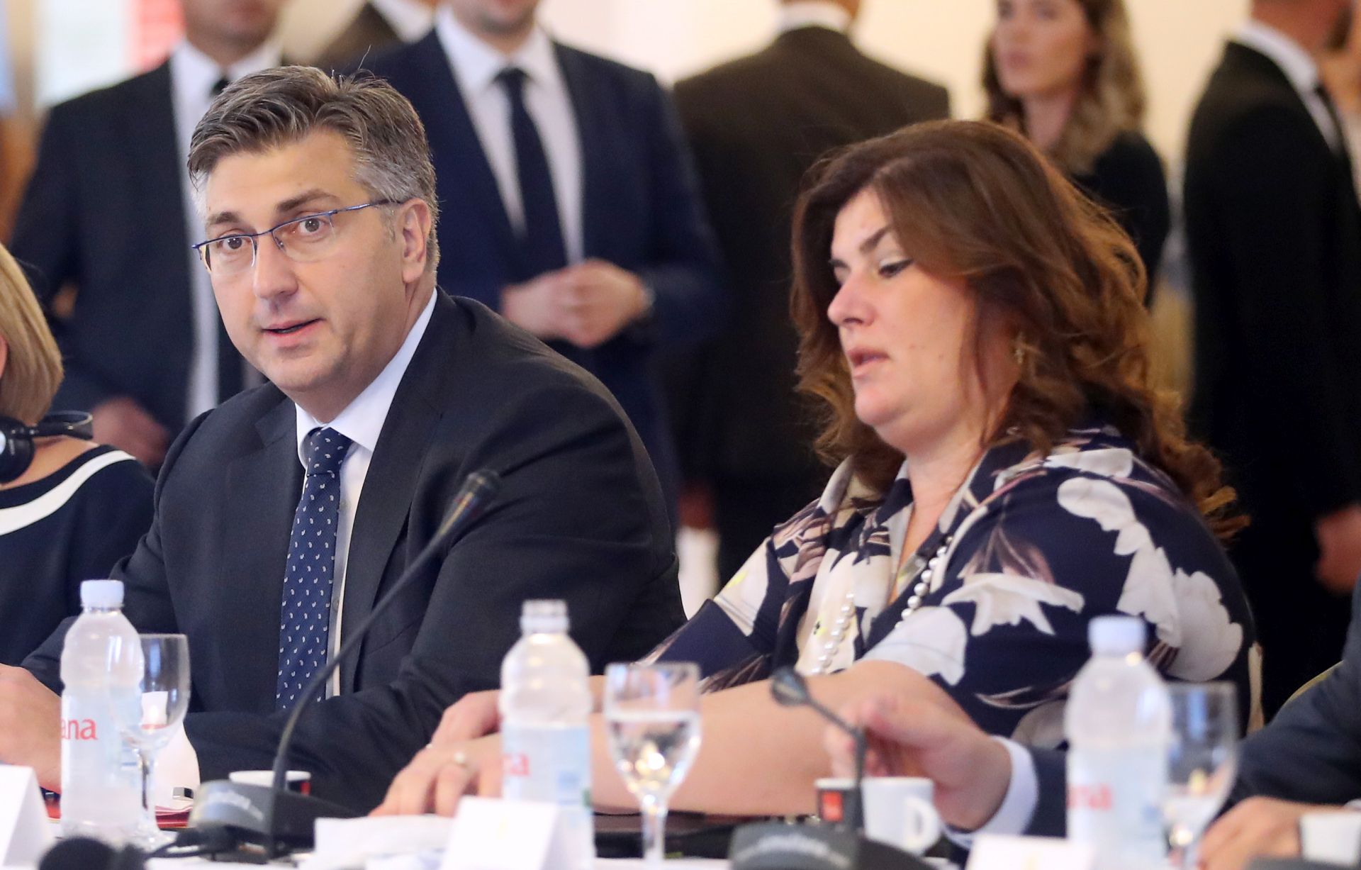 Beli Manastir, 21.09.2018 - Povjernica za regionalnu politika Corina Cretu, predsjednik Vlade Andrej Plenkoviæ, ministri Gabrijela alac, Tomislav Toluiæ tijekom VI. sjednice Savjeta za Slavoniju, Baranju i Srijem u Belom Manastiru
foto HINA/ ml