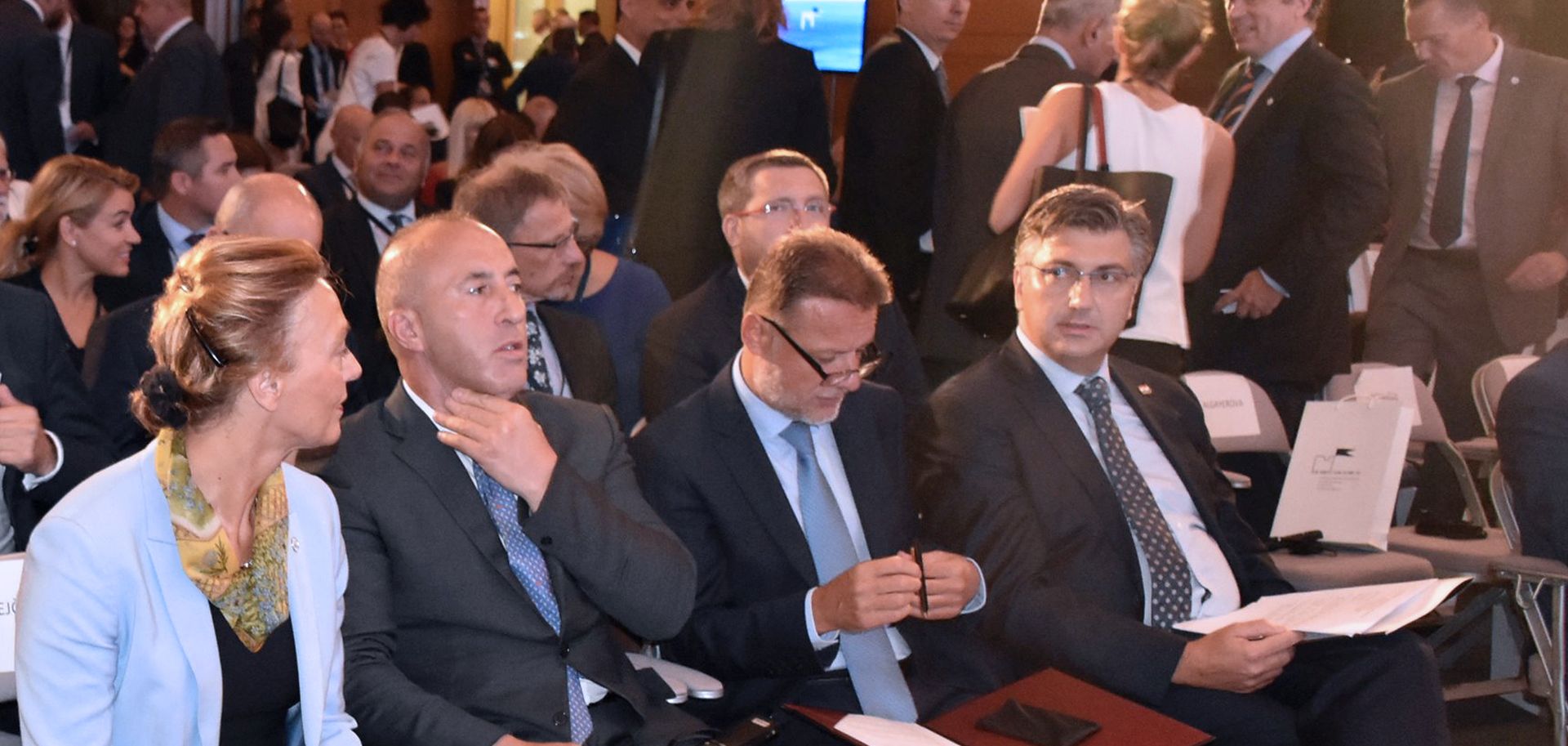 Dubrovnik, 01.09.2018. - Trinaesta godišnja međunarodna konferencija „Dubrovnik Forum 2018.“ pod sloganom „Jačanje otpornosti – Mediteran, Europa i Zapadni Balkan“ održava se ove subote u Dubrovniku. Na fotografiji ministar graditeljstva i prostornoga uređenja Predrag Štromar, ministar poljoprivrede Tomislav Tolušić, ministrica vanjskih i europskih poslova Marija Pejčinović Burić, predsjednik Sabora Gordan Jandroković, premijer Andrej Plenković.
foto HINA/ Baldo MARUNČIĆ/ ml