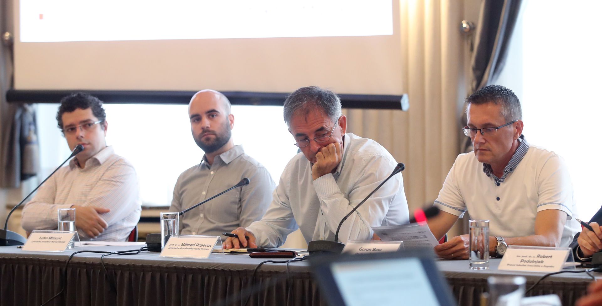 Zagreb, 15.09.2018 - U povodu Meðunarodnog dana demokracije, GONG je organizio okrugli stol pod nazivom "Kako ostvariti ravnoteu izravne i predstavnièke demokracije?. Na slici Goran Beus Richembergh, Miloran Pupovac, Luka Mlinariæ iz Graðanske inicijative "Narod odluèuje" i Robert Brozd iz Matice hrvatskih sindikata.
foto HINA/ Damir SENÈAR /ds