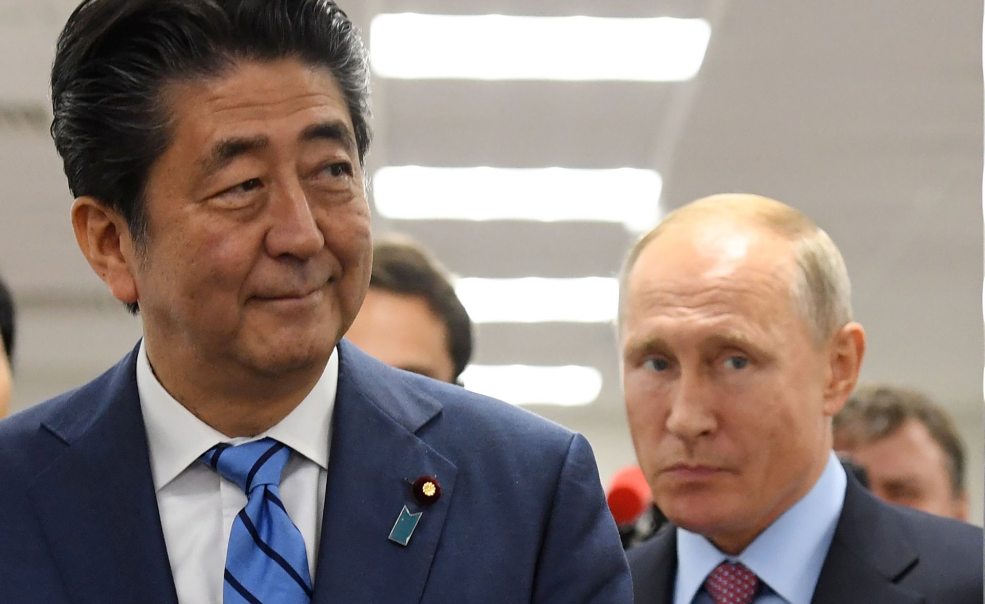 epa07010504 Russian President Vladimir Putin (R) meets with Japanese Prime Minister Shinzo Abe (L)  in Vladivostok, Russia 10 September 2018. The Eastern Economic Forum runs from 11 to 13 September 2018.  EPA/KIRILL KUDRYAVTSEV / POOL
