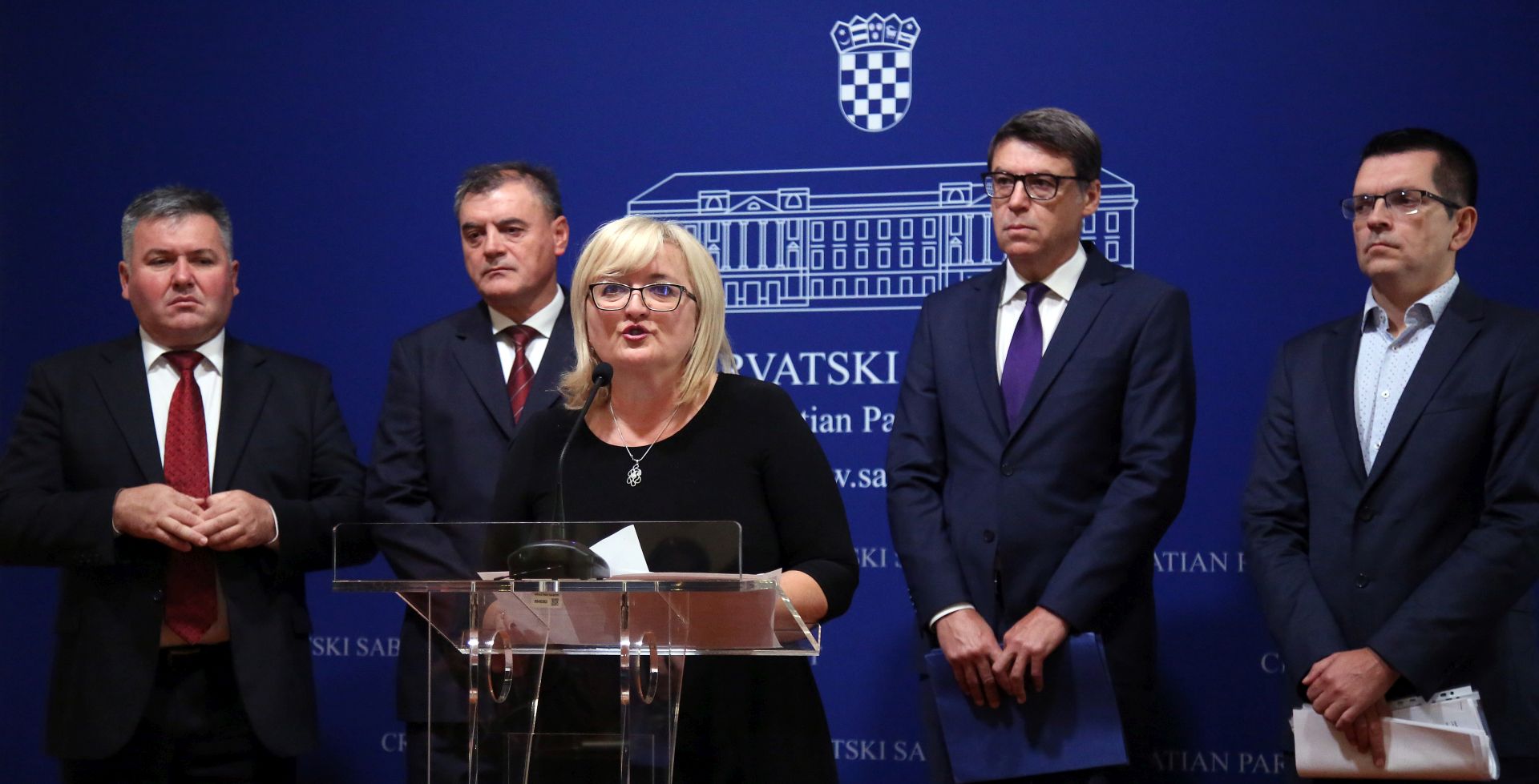 Zagreb, 28.09.2018 - Saborski zastupnici eljko Lenart, Davor Vlaoviæ, Ines Strenja-Liniæ, eljko Jovanoviæ, Branimir Bunjac odrali su konferenciju za medije na temu "Pokretanje opoziva ministra zdravstva Milana Kujundiæa".
foto HINA / Denis CERIÆ /dc