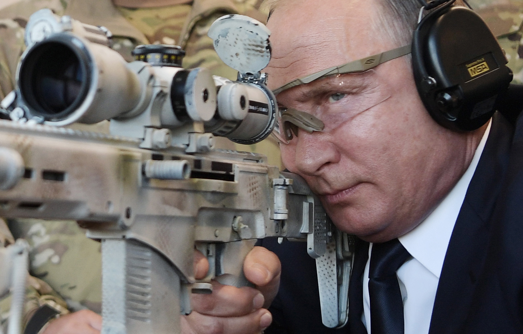epa07034792 Russian President Vladimir Putin shoots from a Chukavin sniper rifle (SVCh 380) at Kalashnikov Concern shooting club at the military patriotic park Patriot in Kubinka, near Moscow, Russia, 19 September 2018 (issued 20September 2018).  EPA/ALEXEI NIKOLSKY / SPUTNIK / KREMLIN POOL MANDATORY CREDIT