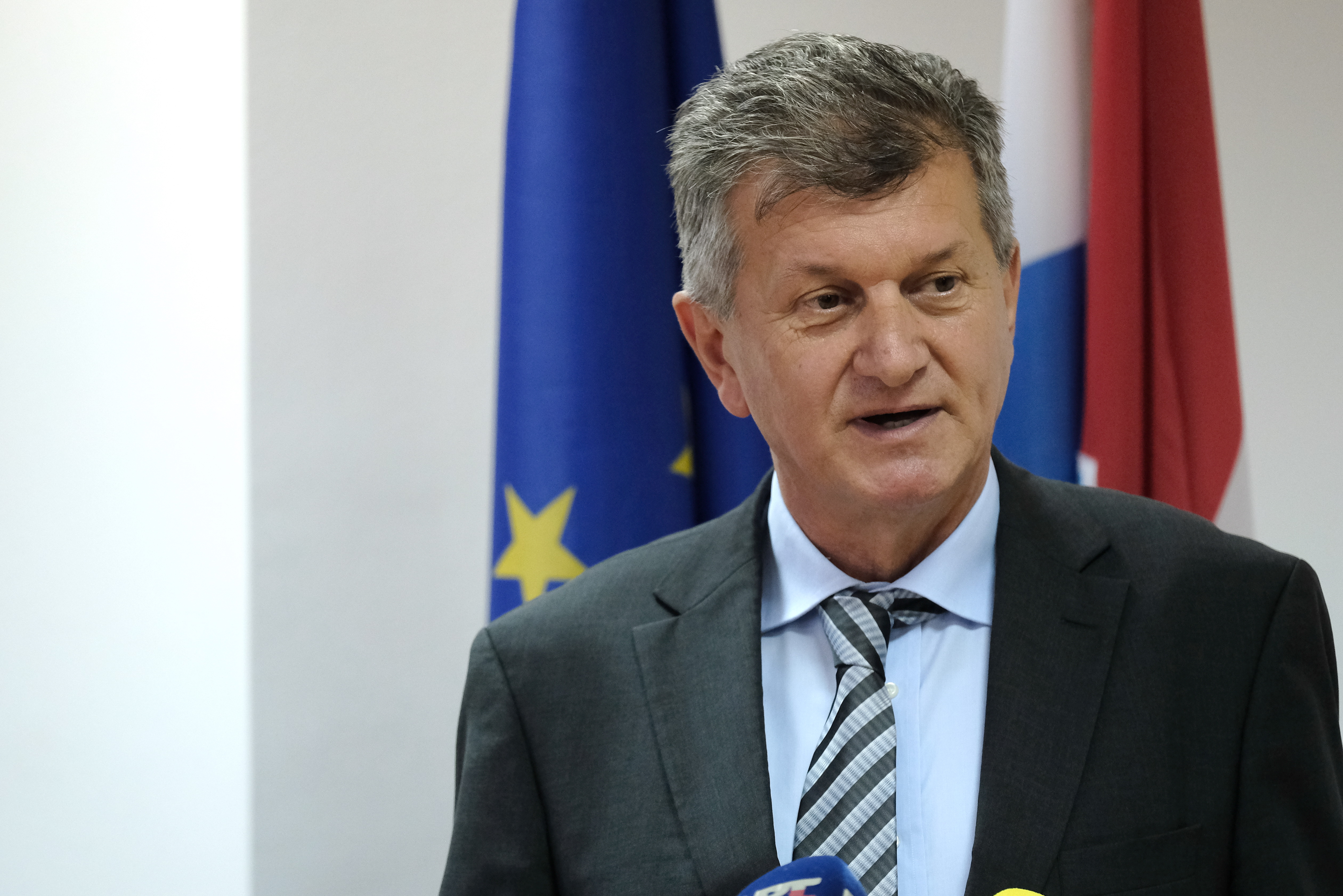Zagreb, 01.10.2018 - Potpisivanje Ugovora o javnoj nabavi robotskog kirurškog sustava održalo se u Ministarstvu zdravstva. U ime Ministarstva zdravstva Ugovor je potpiso ministar zdravstva Milan Kujundžić.
Na fotografiji Milan Kujundžić.
foto HINA/ Edvard ŠUŠAK/ es
