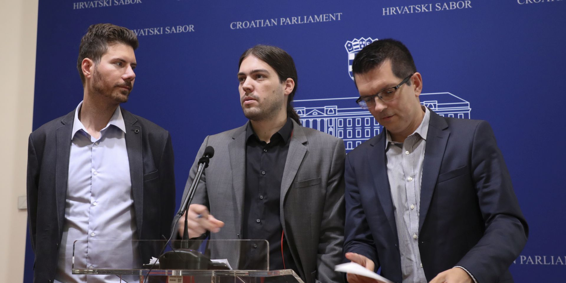 Zagreb, 05.10.2018 -  Konerencija za medije Živog zida na temu Knjižnice. Na fotografiji Ivan Pernar, Ivan Vilibor Sinčić, Branimir Bunjac.
foto HINA/ Admir BULJUBAŠIĆ/ abu