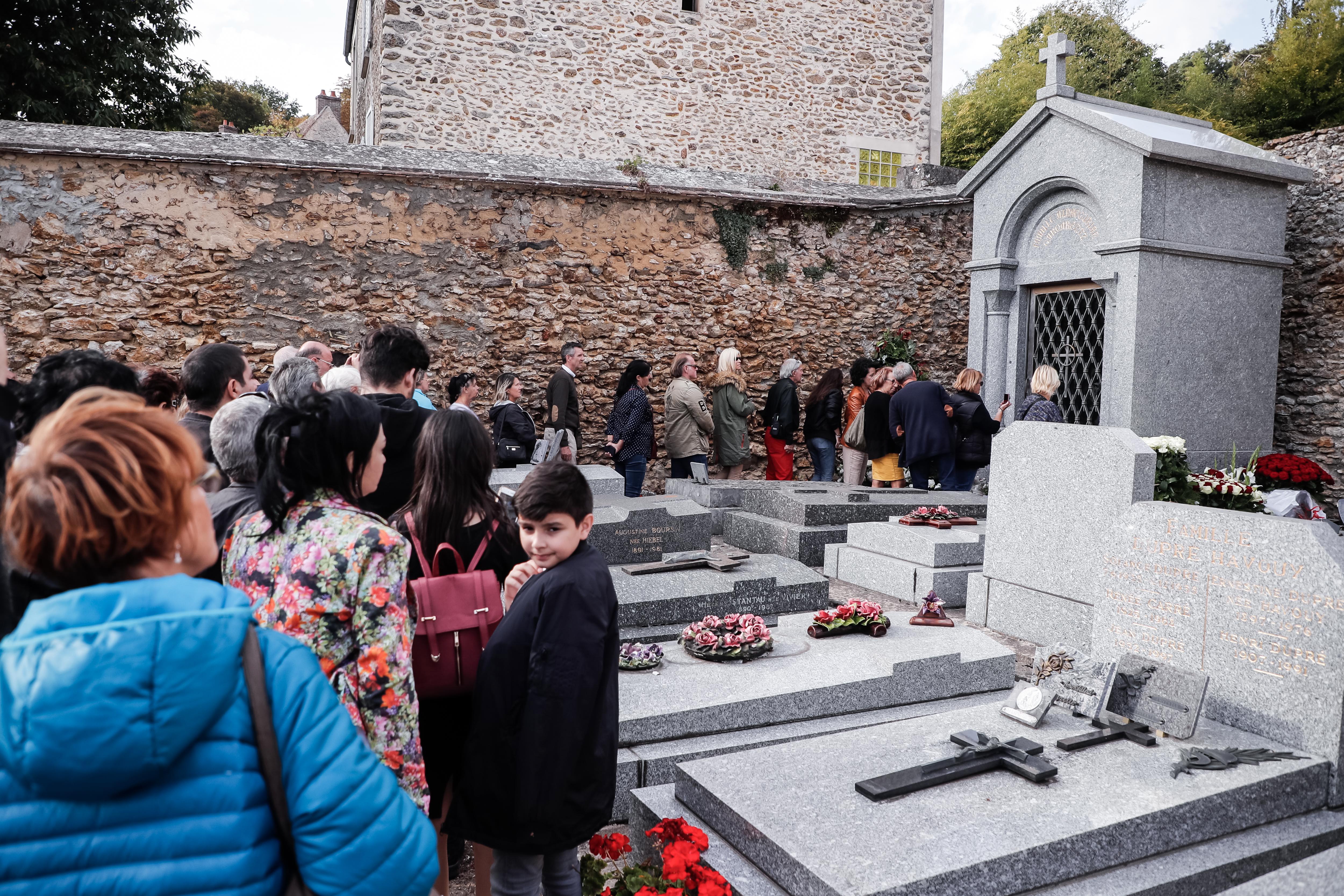 epa07074121 People gather to pay tribute to the  late french-armenian singer Charles Aznavour after his funeral ceremony in front of his grave in Montfort l'Amaury, west of Paris, France, 06 October 2018. Aznavour, the French crooner and actor whose performing career spanned eight decades and who seduced fans around the world with his versatile tenor, lush lyrics and kinetic stage presence, has died on 01 October at the age of 94.  EPA/CHRISTOPHE PETIT TESSON
